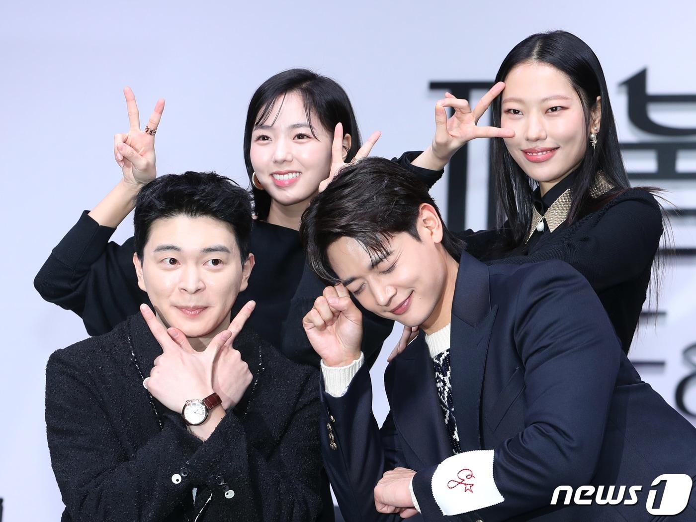 본문 이미지 - 배우 이상운(왼쪽부터)과 채수빈, 최민호, 박희정이 21일 서울 강남구 조선팰리스 서울에서 열린 넷플릭스 시리즈 ‘더 패뷸러스’ 제작발표회에서 포즈를 취하고 있다. ‘더 패뷸러스’는 패션(fashion)이라 쓰고 열정(passion)이라 읽는 패션계에 인생을 바친 청춘들의 꿈과 사랑, 우정을 그린 작품이다. 2022.12.21/뉴스1 ⓒ News1 권현진 기자