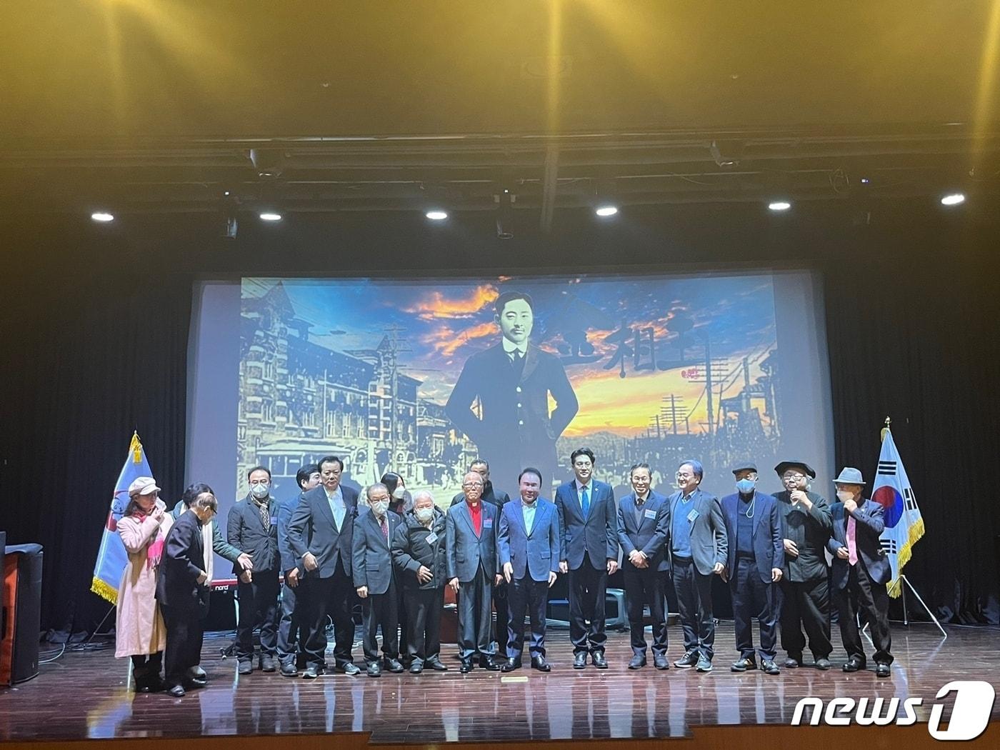 본문 이미지 - 윤홍근 제너시스BBQ그룹 회장이 김상옥 의사 순국 100주년 기념 토크 콘서트에 참석해 기념 사진촬영을 하고 있다. ⓒ News1 신민경 기자