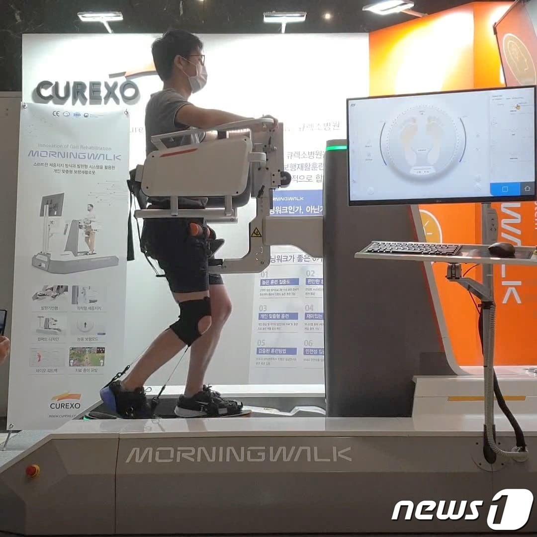 본문 이미지 - 'SOFT WALK'를 착용하고 모닝워크에 탑승 후 재활 테스트를 하고 있다.(=큐렉소 제공.)