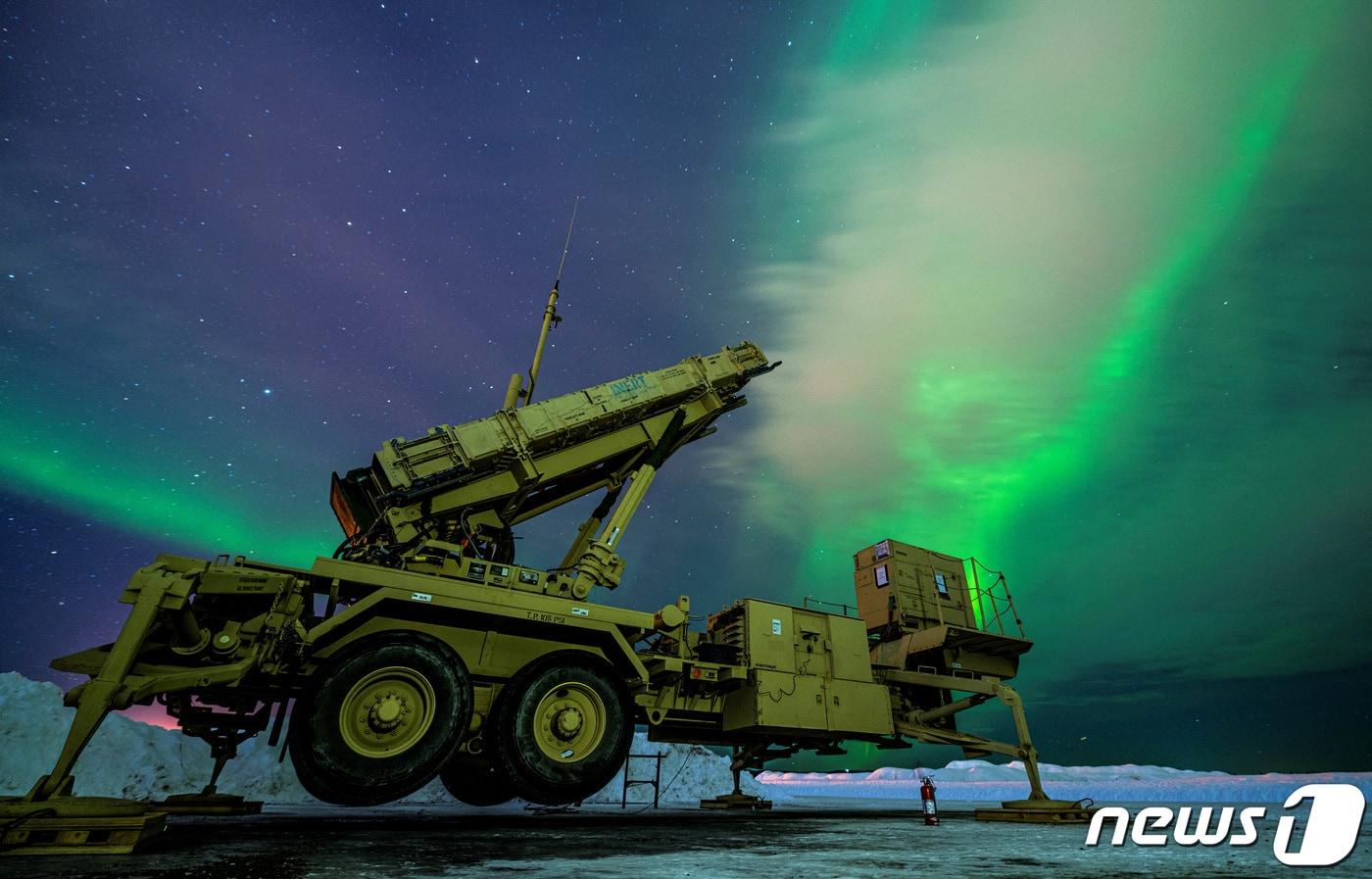 본문 이미지 - 미국 알래스카주 아일슨 공군기지에서 열린 북극해 연습 도중 패트리엇 미사일 M903 발사대가 52 방공포병연대 5대대에 배치돼 있다. ⓒ 로이터=뉴스1