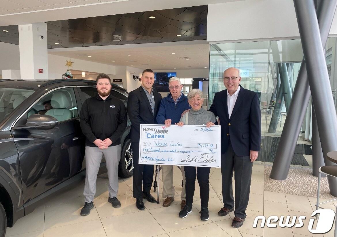 본문 이미지 - 현대자동차가 미국 시장에서 누적 판매 1,500만대를 달성했다. 현대차 미국판매법인(HMA)은 지난 21일(현지시간) 뉴욕 주 윌리엄스빌에 있는 딜러숍 '웨스트 허 현대(West Herr Hyundai)'에서 1,500만번째 신차를 고객(사진 왼쪽 3번째, 4번째)에게 인도했다. (현대차 제공)