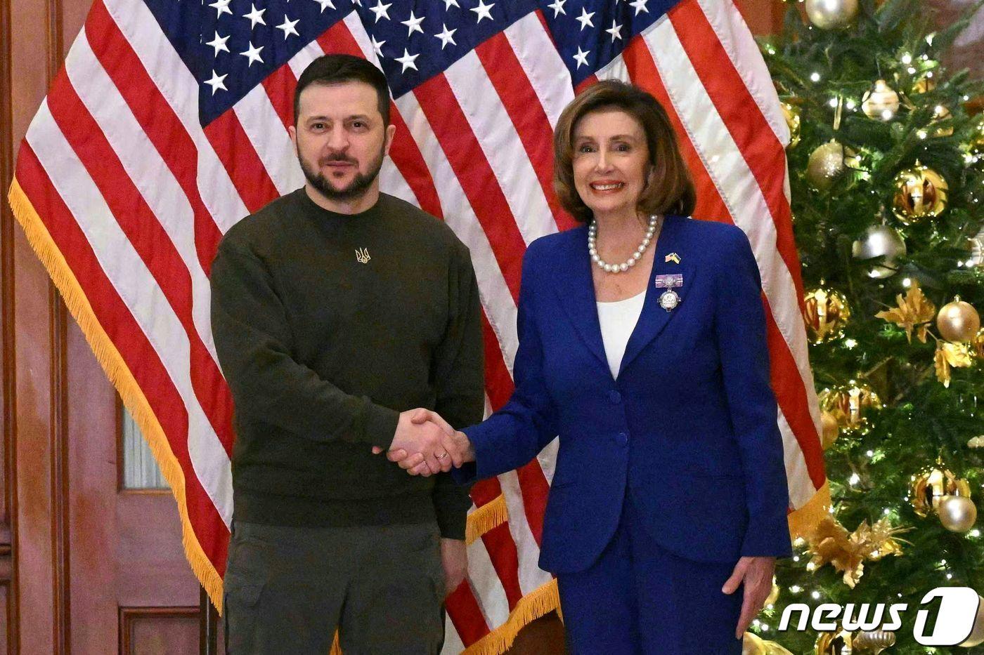 본문 이미지 - 미국 의사당을 방문한 볼로디미르 젤렌스키 우크라이나 대통령을 맞이하며 악수하는 낸시 펠로시 하원의장. ⓒ AFP=뉴스1 ⓒ News1 권진영 기자