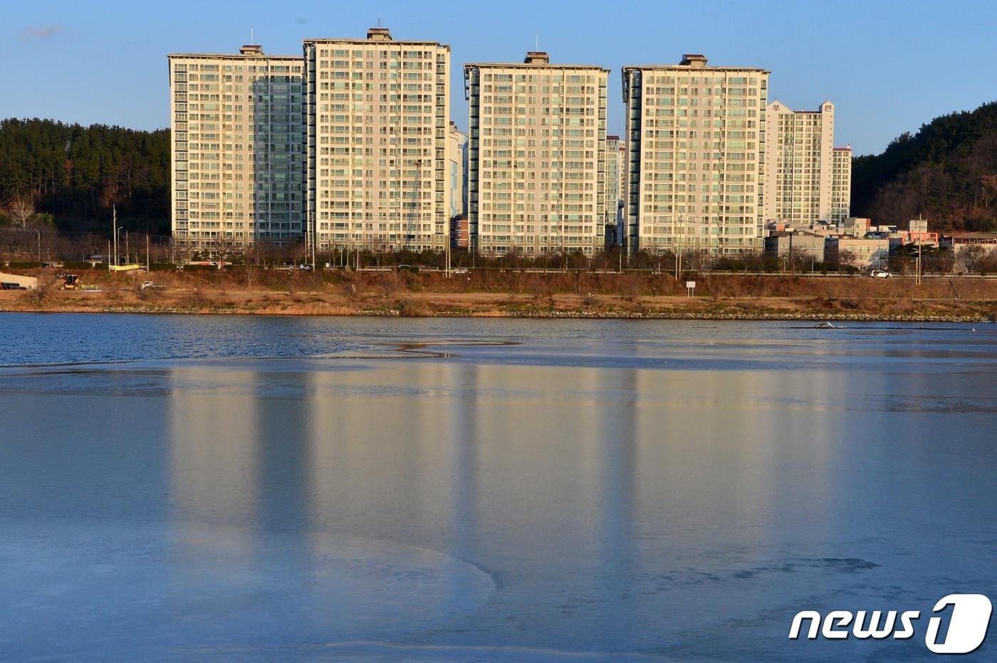 본문 이미지 - 절기상 동지 (冬至)인 22일 오전 경북 포항시 남구 연일읍 형산강 수면 위에 있는 얼음 위로 아파트 그림자가 드리워지고 있다.2022.12.22/뉴스1 ⓒ News1 최창호 기자