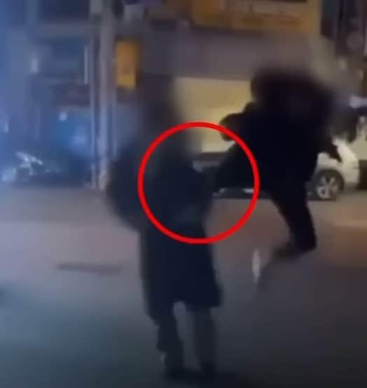 본문 이미지 - 대구에서 중학생들이 엄마뻘 여성에게 무차별 폭행을 가한 사건이 일어났다. 한 학생이 여성 뒤에서 날아 차기를 하고 있다. (MBN 갈무리)