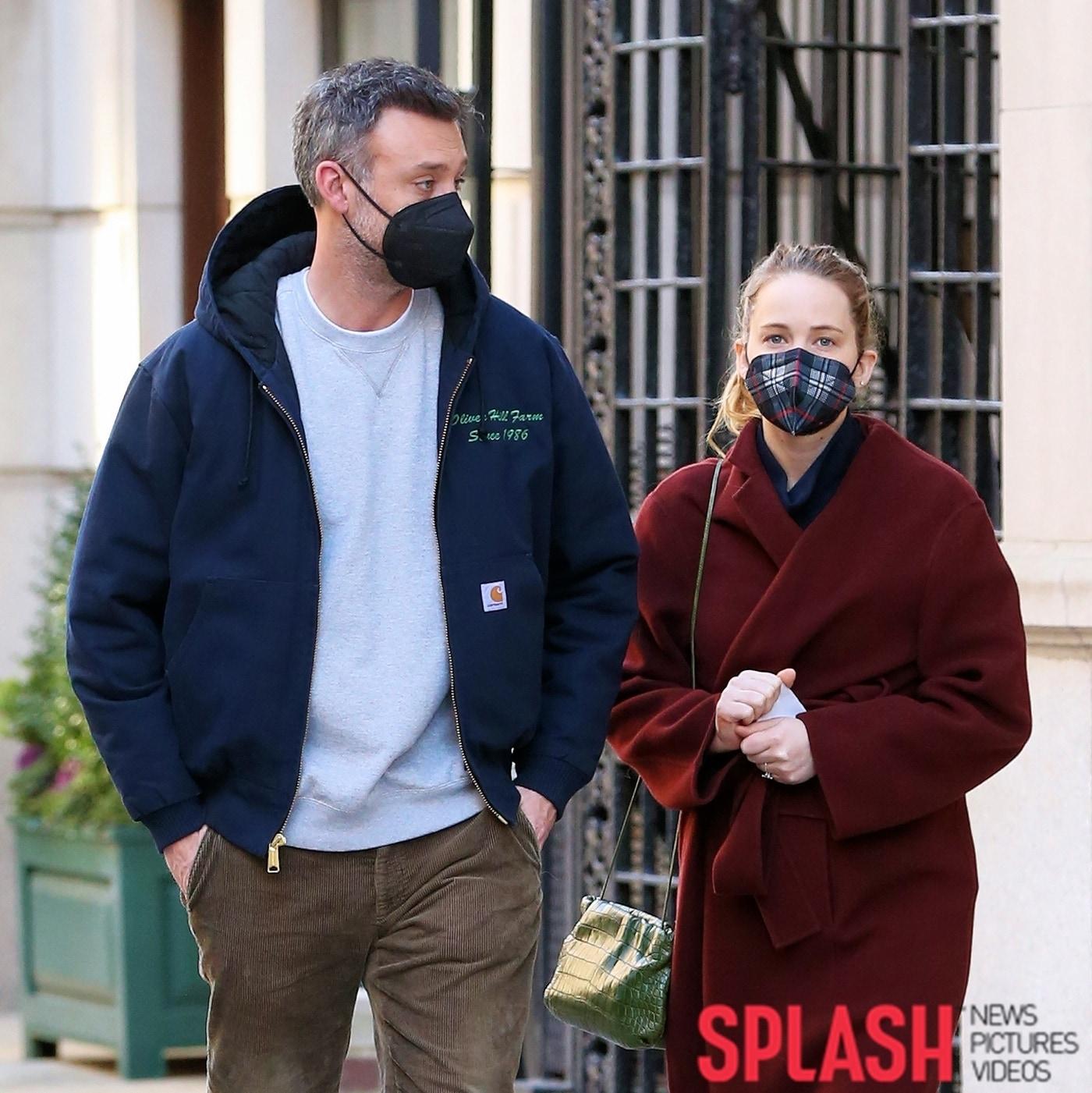 본문 이미지 - 쿡 마로니(왼쪽)와 제니퍼 로렌스 사진제공=Splash News ⓒ 뉴스1