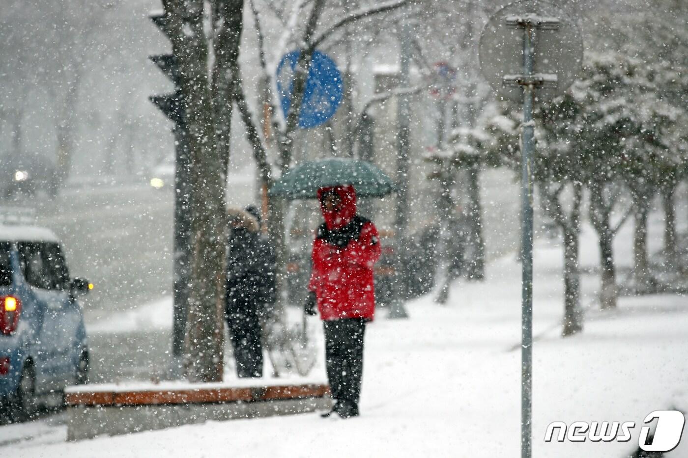광주·전남 대부분 지역에 대설특보가 발효된 22일 오전 광주 서구 화정동 한 도로에서 한 시민이 걸어가고 있다. 2022.12.22/뉴스1 ⓒ News1 정다움 기자