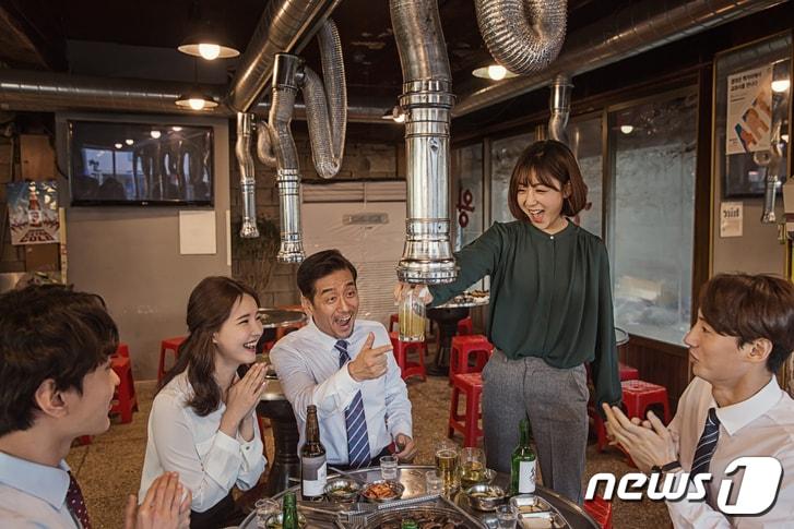 본문 이미지 - 회식자리 폭탄주(한림대학교동탄성심병원 제공.)