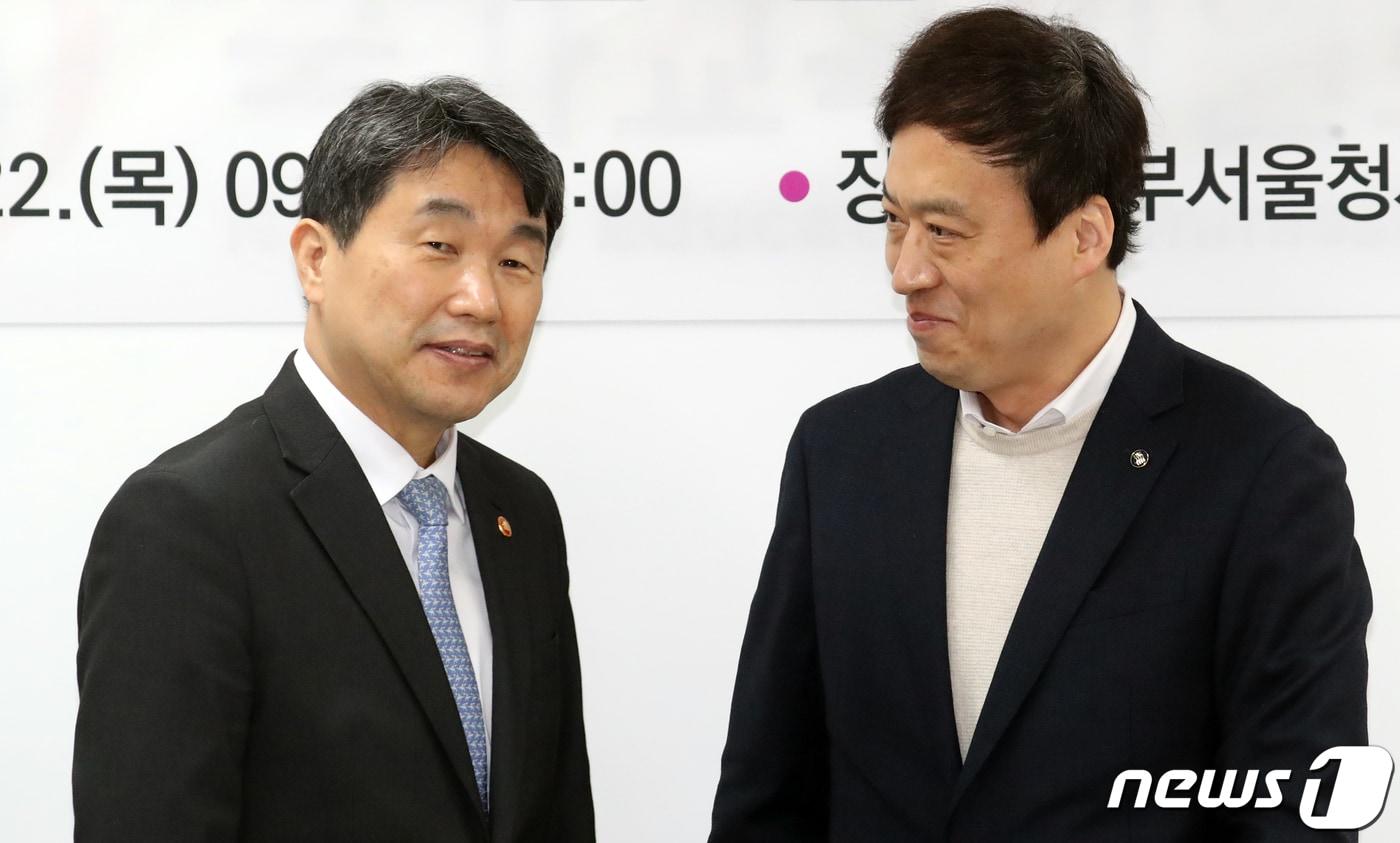 이주호 사회부총리 겸 교육부 장관(왼쪽)과 정성국 한국교원단체총연합회장(오른쪽). /뉴스1 ⓒ News1 김명섭 기자