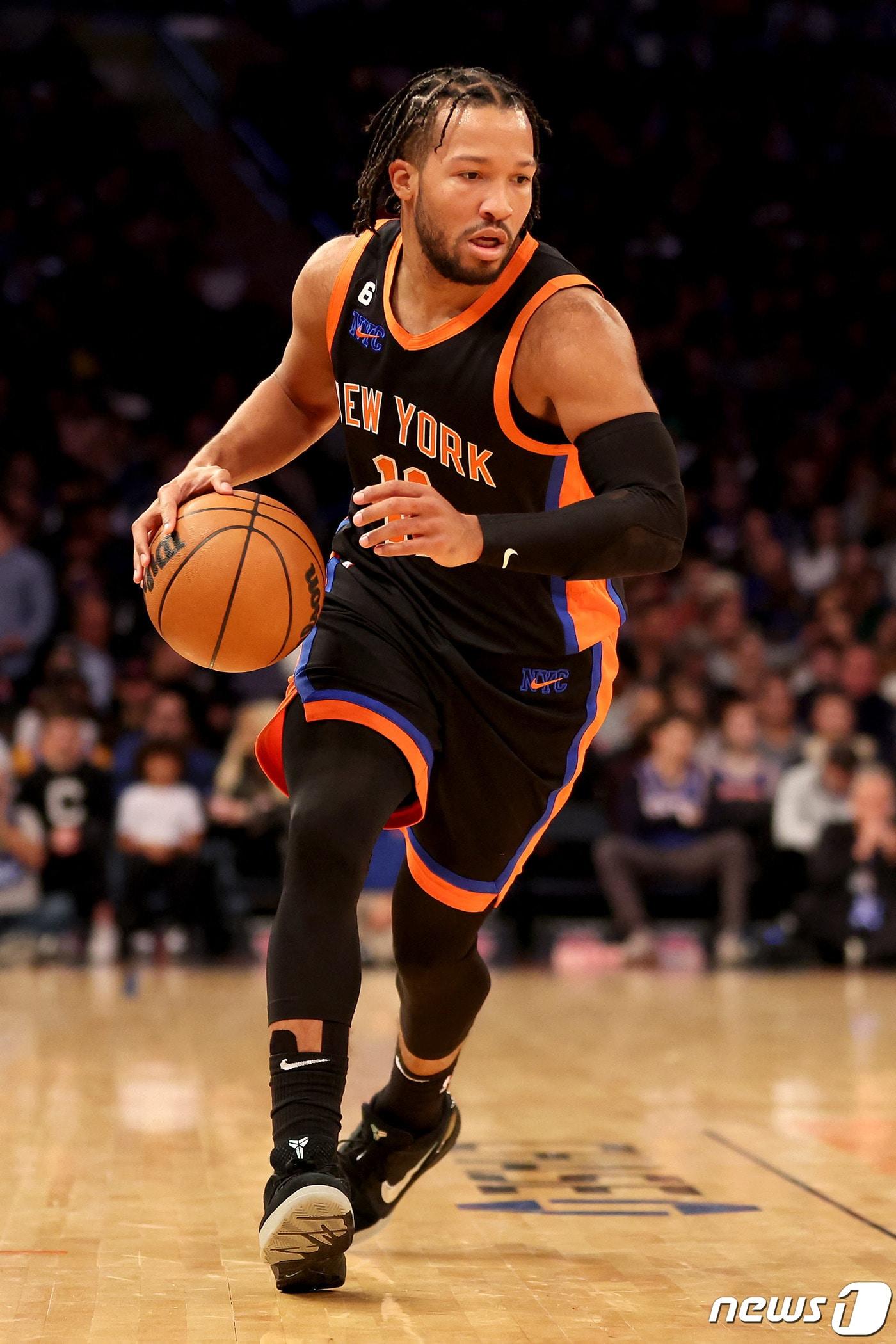 본문 이미지 - 제일런 브런슨이 12일 보슨턴과의 경기에서 39점을 폭발하며 팀을 승이로 이끌었다. ⓒ AFP=뉴스1