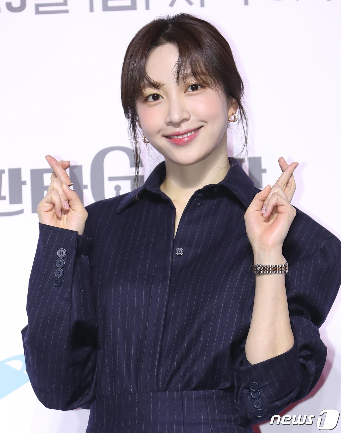 본문 이미지 - 배우 안희연(하니)이 22일 서울 강남구 조선 팰리스 서울 강남에서 열린 쿠팡플레이 시리즈 '판타G스팟' 제작발표회에서 포즈를 취하고 있다. '판타G스팟'은 한 번도 느껴본 적 없는 희재(안희연 분)와 사랑 없는 관계만 즐기는 미나(배우희 분), 두 사람이 섹스 카운슬링을 진행하며 스스로를 알아가는 이야기를 그린 작품이다. 2022.12.22/뉴스1 ⓒ News1 권현진 기자