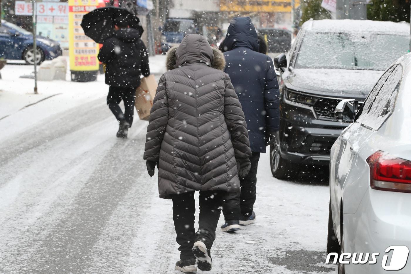 본문 이미지 - 대구지역에 이틀 연속 눈이 내린 지난 12월22일 오전 잔뜩 웅크린 시민들이 조심스레 발걸음을 옮기고 있다. ⓒ News1 DB