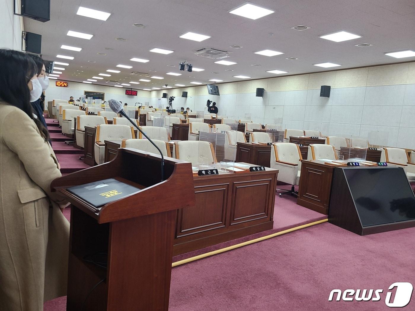 본문 이미지 - 22일 오전 10시부터 임시회를 진행해야 하는 충북 청주시의회가 더불어민주당의 등원 거부로 임시회를 열지 못하면서 본회의장이 비어 있다.2022.12.22/ⓒ 뉴스1 강준식 기자