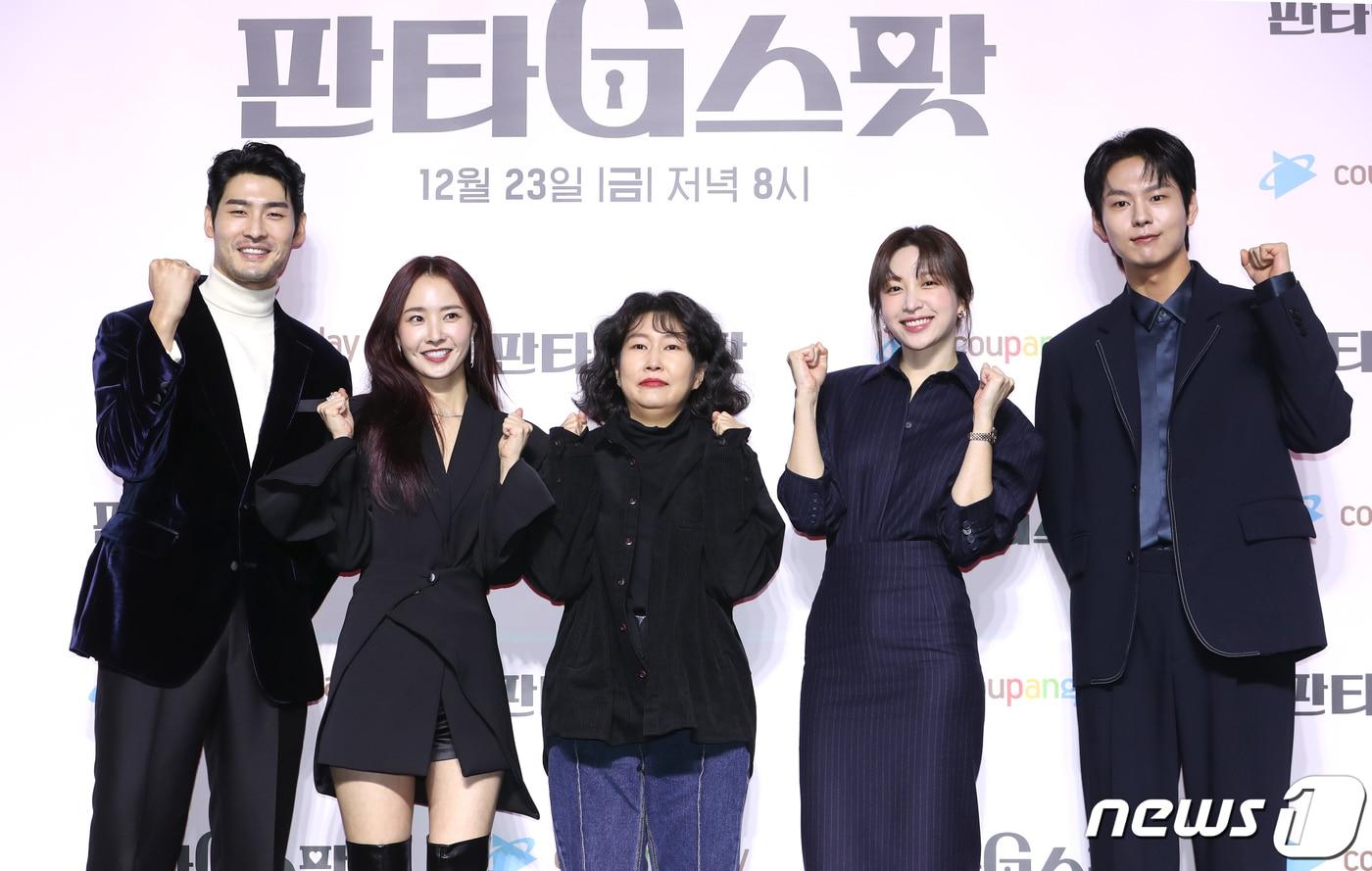 배우 최광록(왼쪽부터)과 배우희, 이윤아 감독, 안희연, 박선호가 22일 서울 강남구 조선 팰리스 서울 강남에서 열린 쿠팡플레이 시리즈 '판타G스팟' 제작발표회에서 포즈를 취하고 있다. '판타G스팟'은 한 번도 느껴본 적 없는 희재(안희연 분)와 사랑 없는 관계만 즐기는 미나(배우희 분), 두 사람이 섹스 카운슬링을 진행하며 스스로를 알아가는 이야기를 그린 작품이다. 2022.12.22/뉴스1 ⓒ News1 권현진 기자