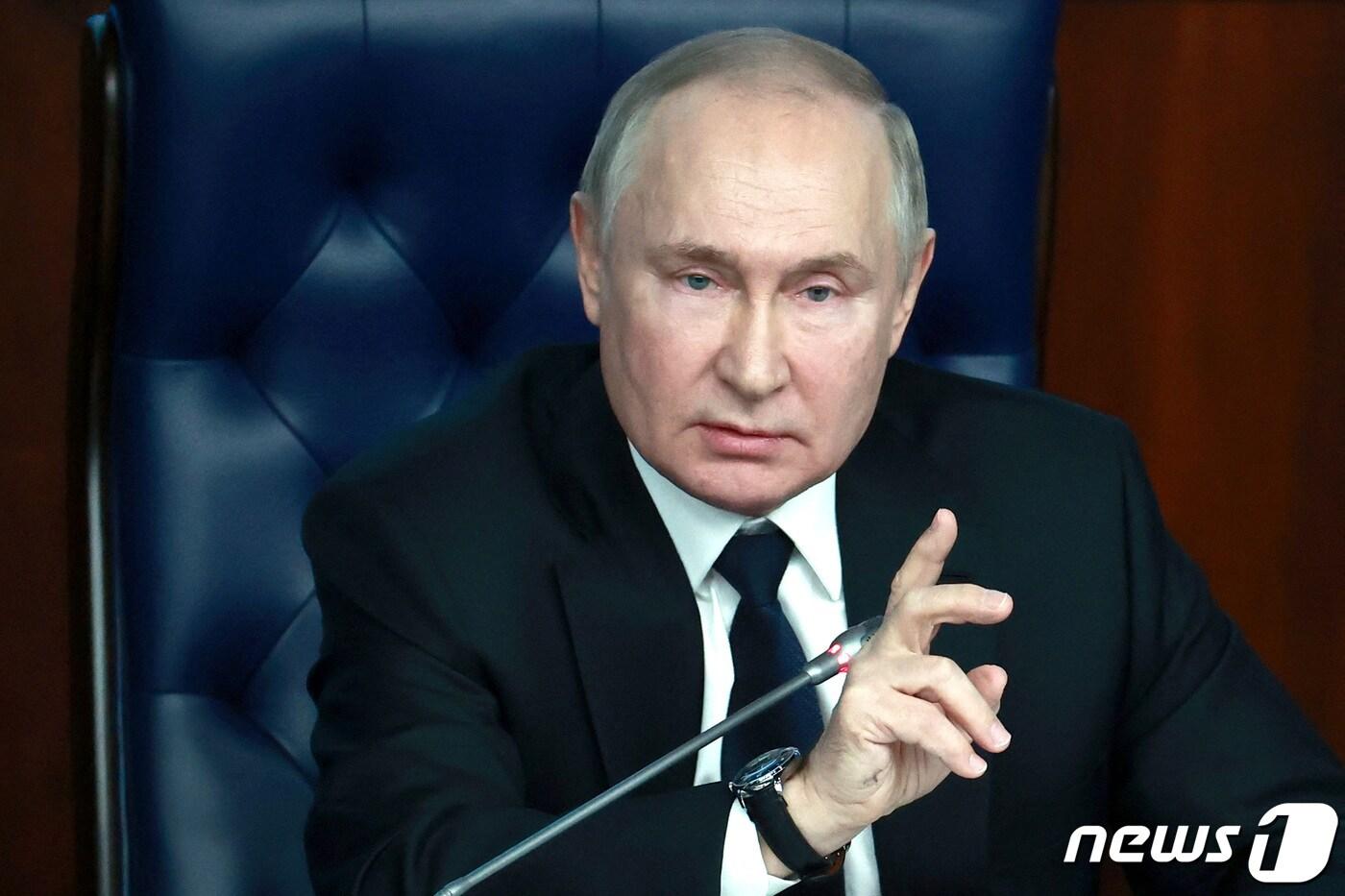 블라디미르 푸틴 러시아 대통령이 21일(현지시간) 모스크바의 국방부 이사회 확대회의에 참석해 “핵전력은 러시아 주권 보장의 핵심 요소”라며 “핵전력 전투태세를 지속 향상할 것”이라고 밝히고 있다. ⓒ 로이터=뉴스1 ⓒ News1 우동명 기자
