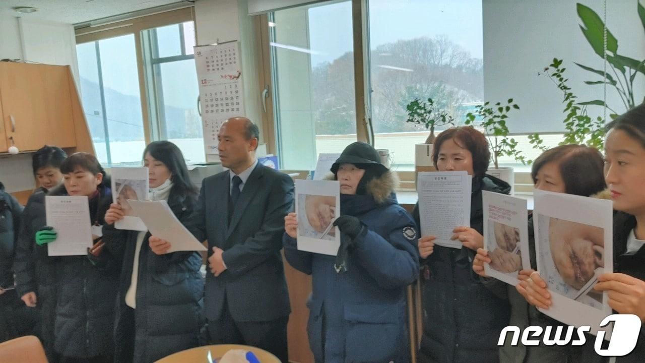 본문 이미지 - 22일 도담요양병원 비상대책위원회 관계자들이 옥천군청에서 입장을 밝히고 있다.