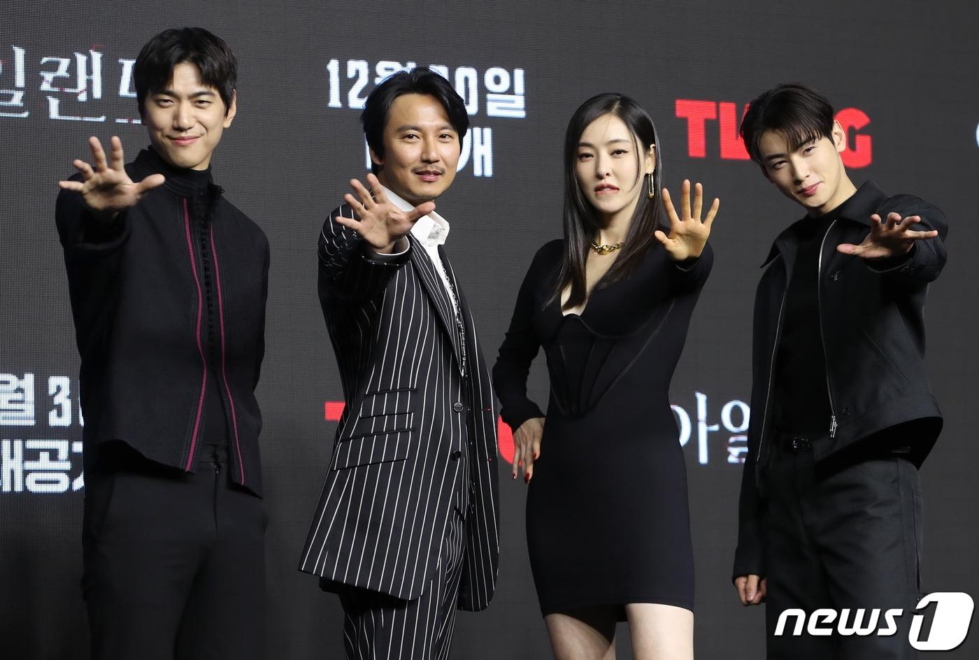 본문 이미지 - 배우 성준(왼쪽부터)과 김남길, 이다희, 차은우가 22일 서울 영등포구 콘래드 서울 호텔에서 열린 티빙 오리지널 시리즈 '아일랜드' 제작발표회에서 포즈를 취하고 있다. '아일랜드'는 세상을 멸망시키려는 악에 대항해 싸워야 하는 운명을 가진 인물들의 여정을 그린 드라마다. 2022.12.22/뉴스1 ⓒ News1 권현진 기자