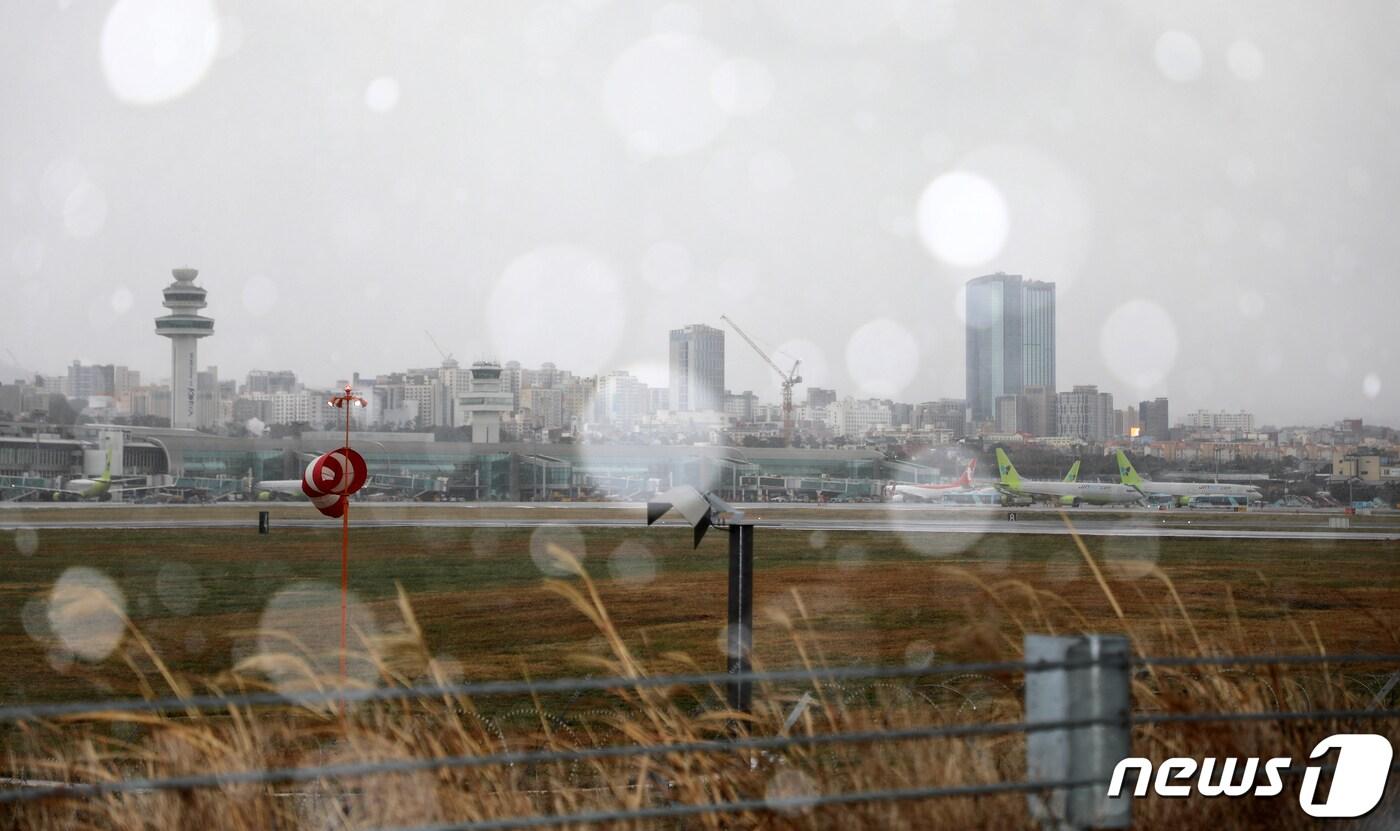 본문 이미지 - 22일 제주국제공항 활주로에 눈을 동반한 강한 바람이 불고 있다. 이날 오후 1시 기준 현재 제주공항에서는 항공기 총 229편이 무더기로 결항됐다. 2022.12.22/뉴스1 ⓒ News1 오미란 기자