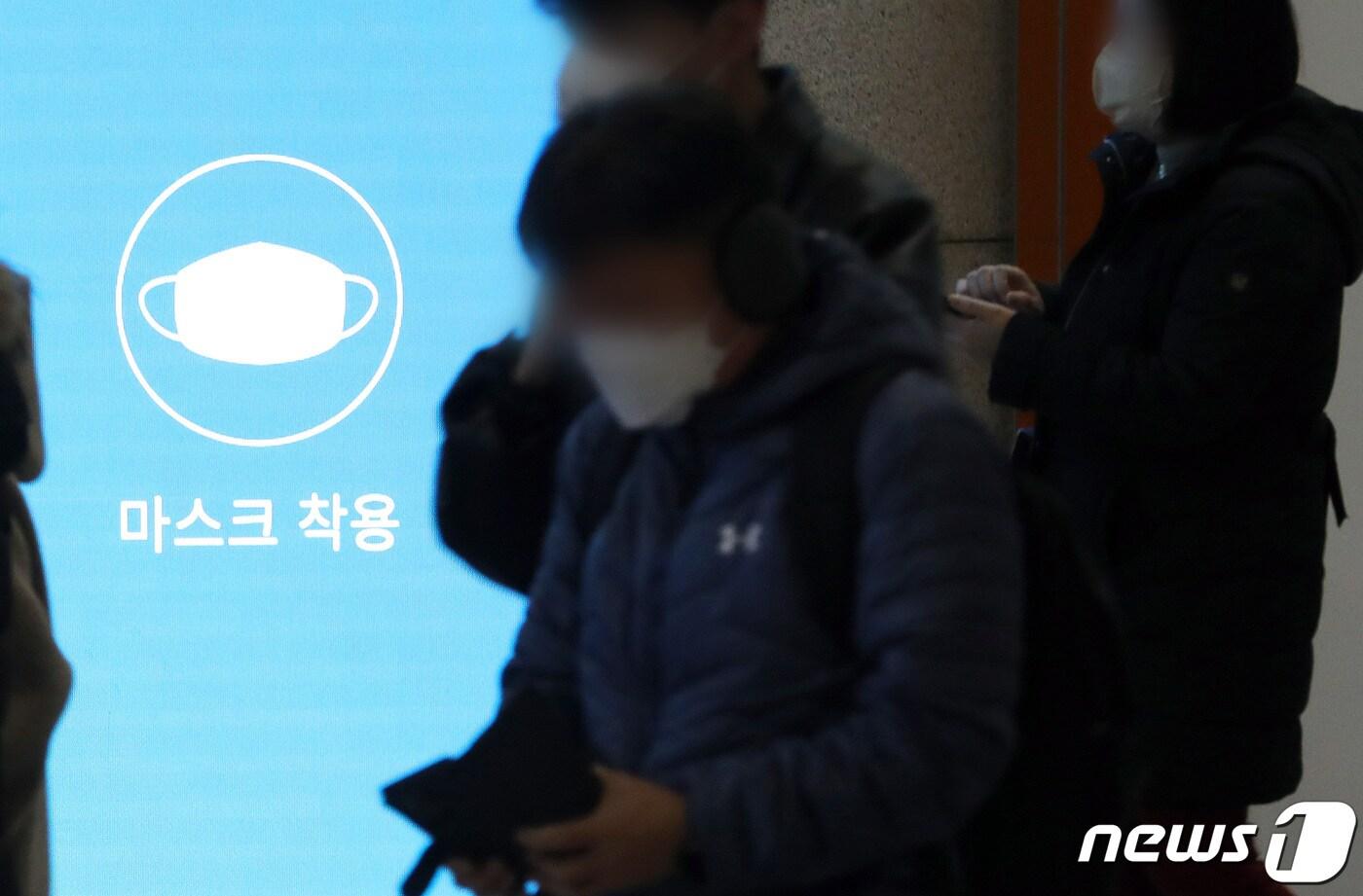 본문 이미지 - 경북도는 25일 전날 22개 시·군에서 해외 입국객 2명을 포함해 2576명이 확진 판정을 받아 0시 기준 누적 확진자가 130만9667명으로 집계됐다고 밝혔다. 코로나19 확산 이후 3년 만에 경북 전체 인구(261만6627명)의 50.05%(130만9667명)가 감염됐다. 서울의 한 대형쇼핑몰 전광판에 마스크 착용 안내문이 나오는 모습. (사진은 기사 내용과 무관함)  2022.12.22/뉴스1 ⓒ News1 이동해 기자