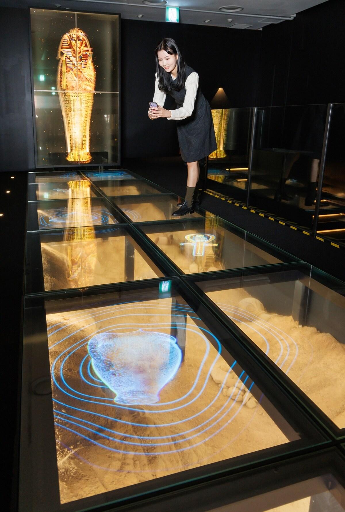 본문 이미지 - LG디스플레이 모델이 서울 세종문화회관에서 열리는 '투명한 미래展'에 전시된 '매직 티 워크'를 소개하고 있다. (LG디스플레이 제공)