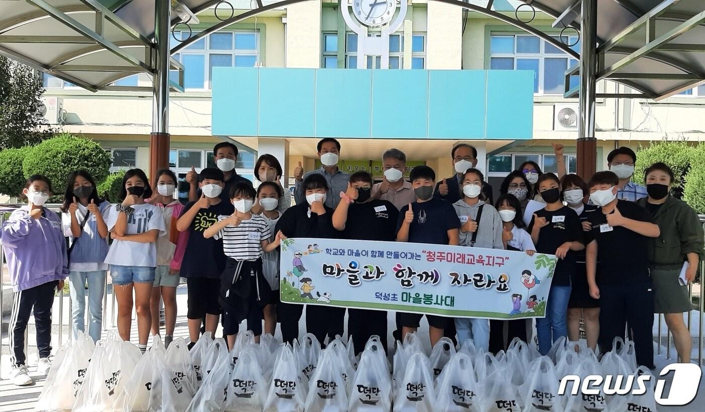본문 이미지 - 청주교육지원청(교육장 박재환)과 청주시(시장 이범석)가 2022 미래교육지구 우수협력지구 교육부장관 표창을 수상하는 동시에 2023 미래교육지구로 재지정되는 겹경사를 맞았다.(충북교육청 제공)/ 뉴스1