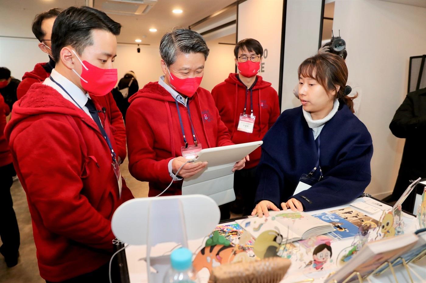 본문 이미지 - 김학도 중진공 이사장이 22일 서울 명동에서 열린 2022 청년창업사관학교 데모데이에서 스타트업 제품 홍보부스를 둘러보고 있다.(중소벤처기업진흥공단 제공)