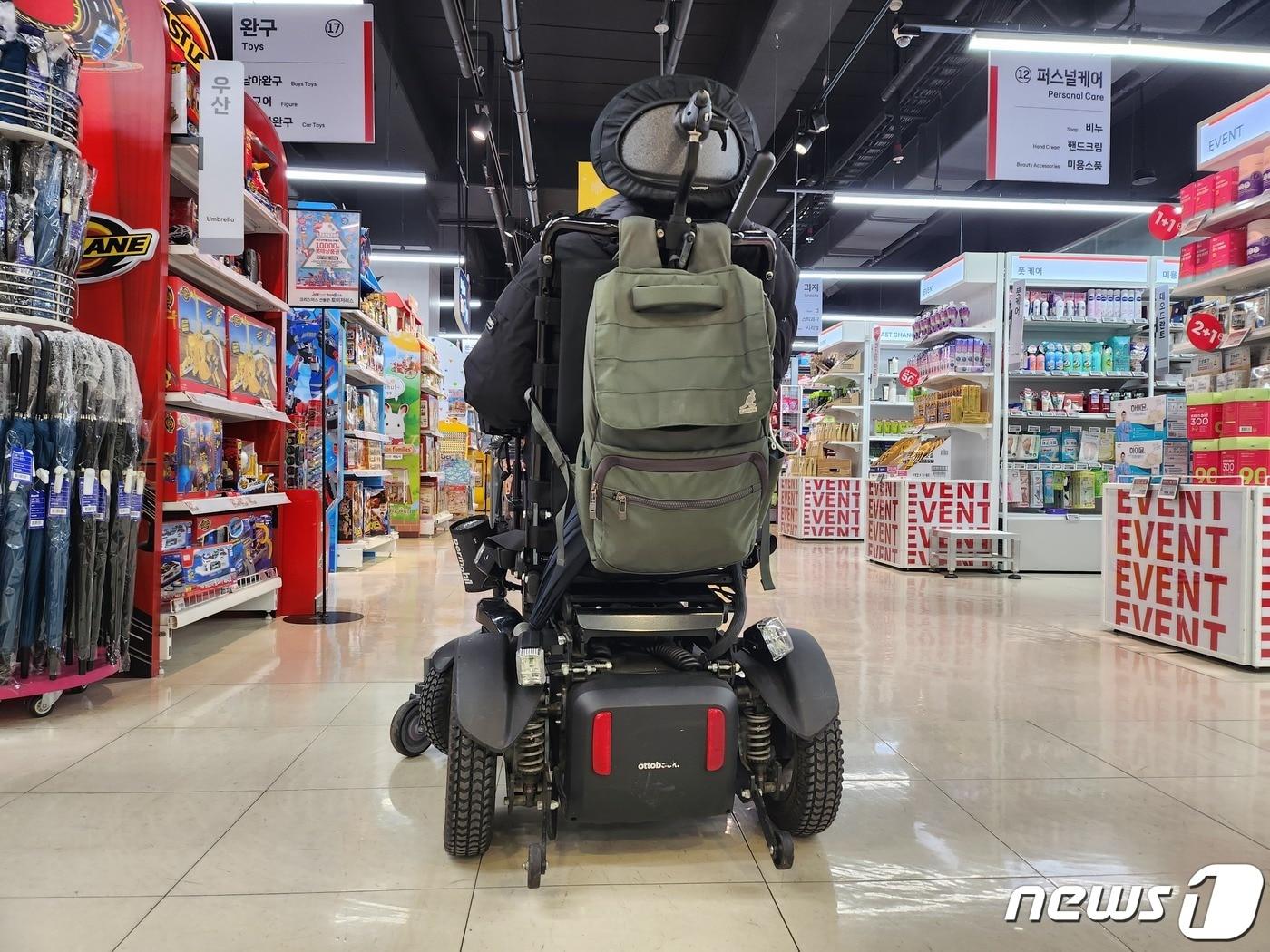 본문 이미지 - 지난 21일 서울 송파구에 위치한 대형마트에 전동휠체어를 탄 김민성씨와 동행했다. ⓒ 뉴스1 한병찬 기자