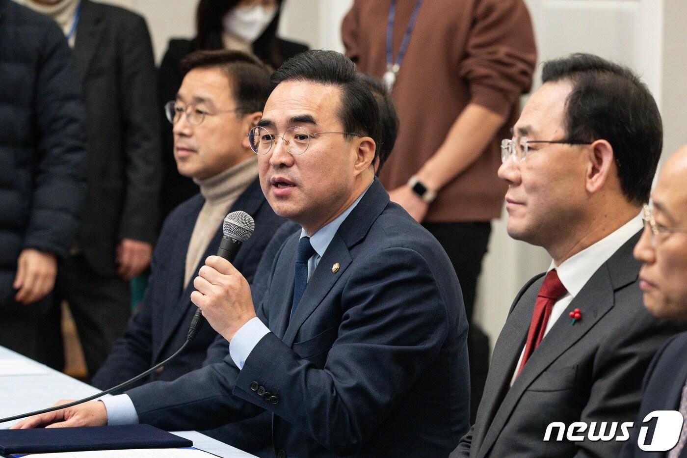 본문 이미지 - 박홍근 더불어민주당 원내대표가 22일 서울 여의도 국회에서 내년도 예산안에 합의한 뒤 발언하고 있다. 2022.12.22/뉴스1 ⓒ News1 유승관 기자