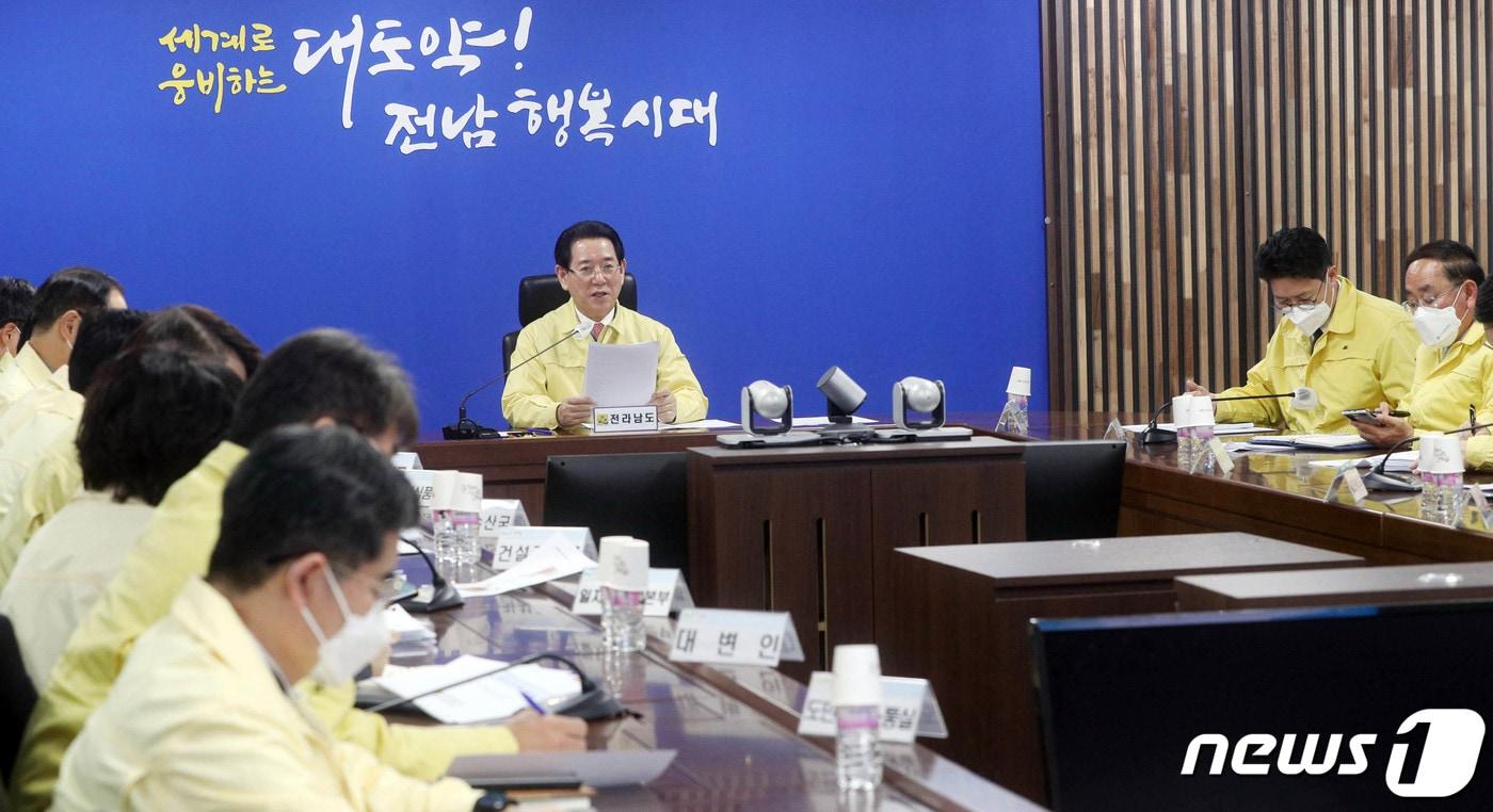 본문 이미지 - 김영록 전라남도지사가 22일 오후 도청 재난상황실실에서 실·국장들이 참석한 가운데 대설·한파에 따른 대처상황 점검회의를 주재하고 있다.(전남도 제공) 2022.12.22/뉴스1