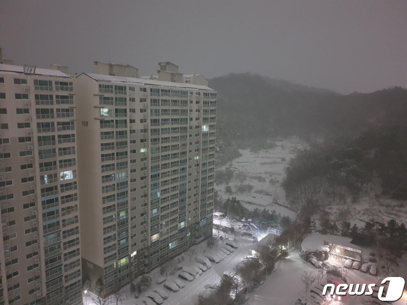 본문 이미지 - 23일 오전 광주 북구 한 아파트와 주차장에 눈이 쌓여있다. 2022.12.23/뉴스1 ⓒ News1 전원 기자