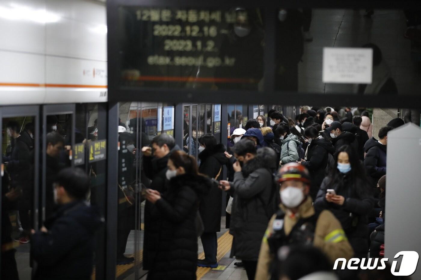 23일 오전 지하철 3호선 무악재역이 출근길 시민들로 북적이고 있다. 이날 오전 6시24분쯤 3호선 무악재~독립문역 구간에서 연기가 발생해 3호선 열차 운행이 일시 중지됐다. 2022.12.23/뉴스1 ⓒ News1 김도우 기자