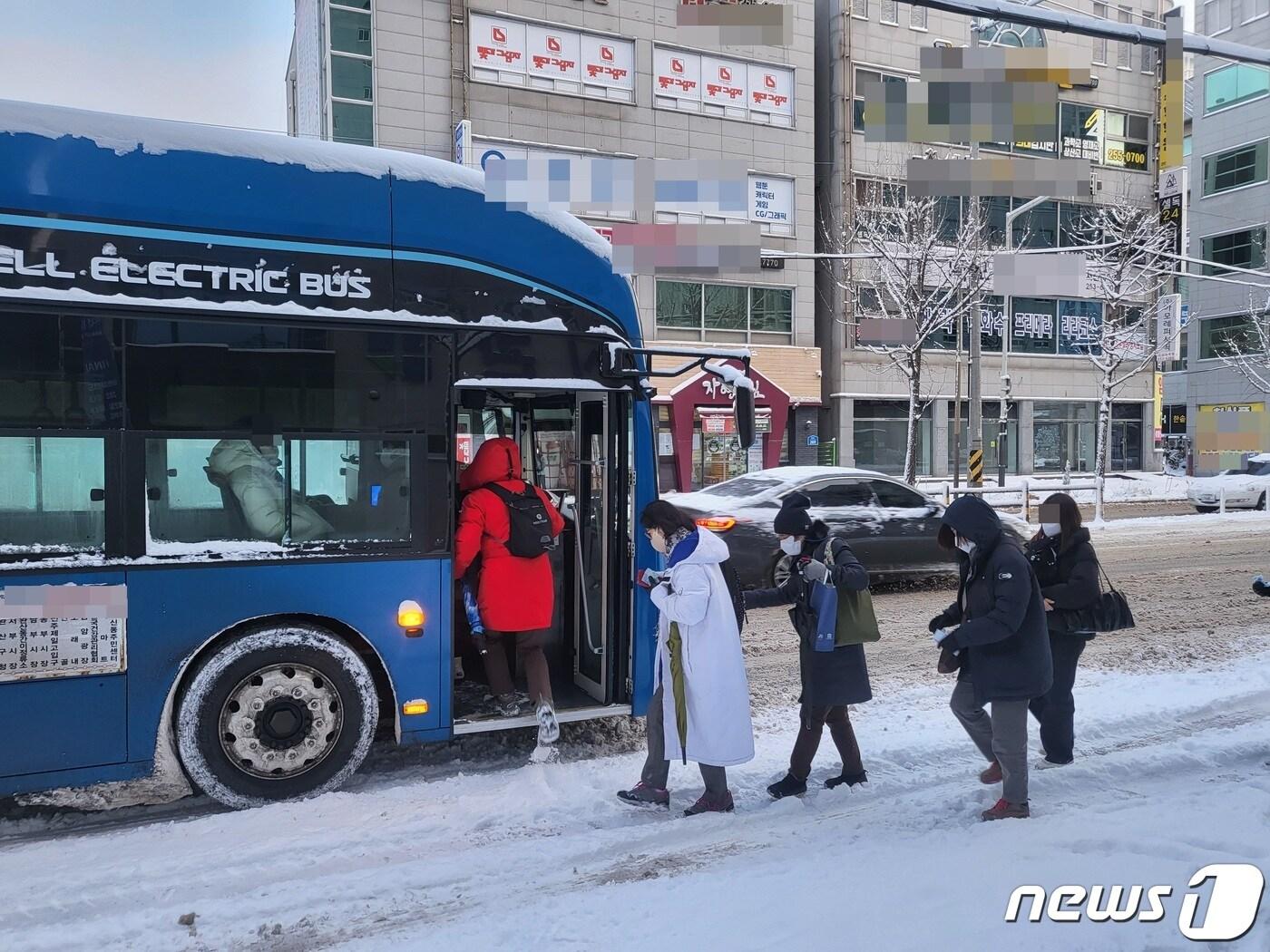 본문 이미지 - 대설경보가 발효된 23일 오전 전북 전주시 서신동의 한 버스정류장에서 출근하는 시민들이 버스에 탑승하고 있다. 2022.12.23/뉴스1 ⓒ News1 강교현 기자