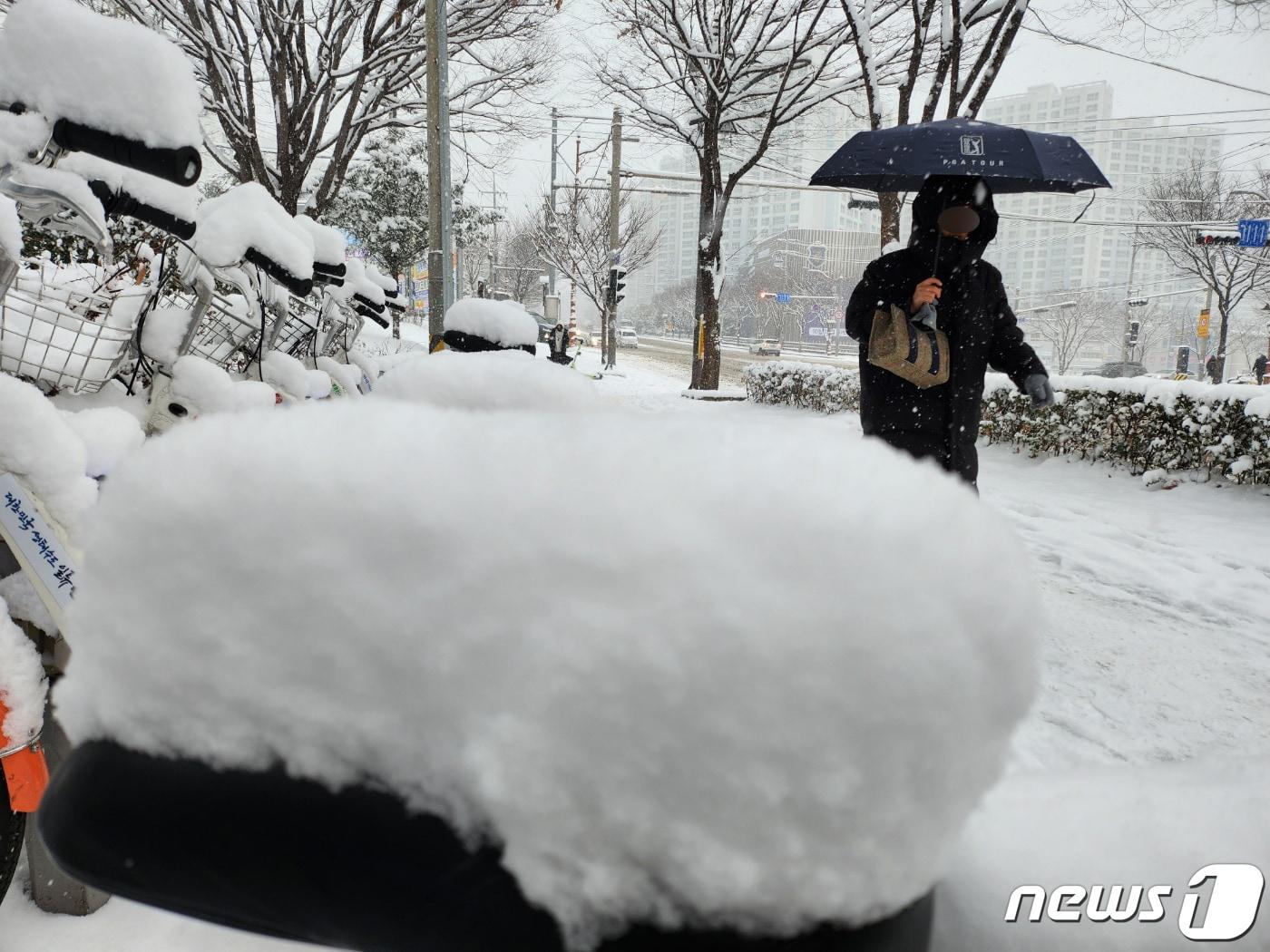 본문 이미지 - 23일 오전 광주·전남 지역에 대설특보가 발효 중인 가운데 순천의 한 도로에서 자전거 안장에 눈이 수북이 쌓여 있다.2022.12.23/뉴스1 ⓒ News1 김동수 기자