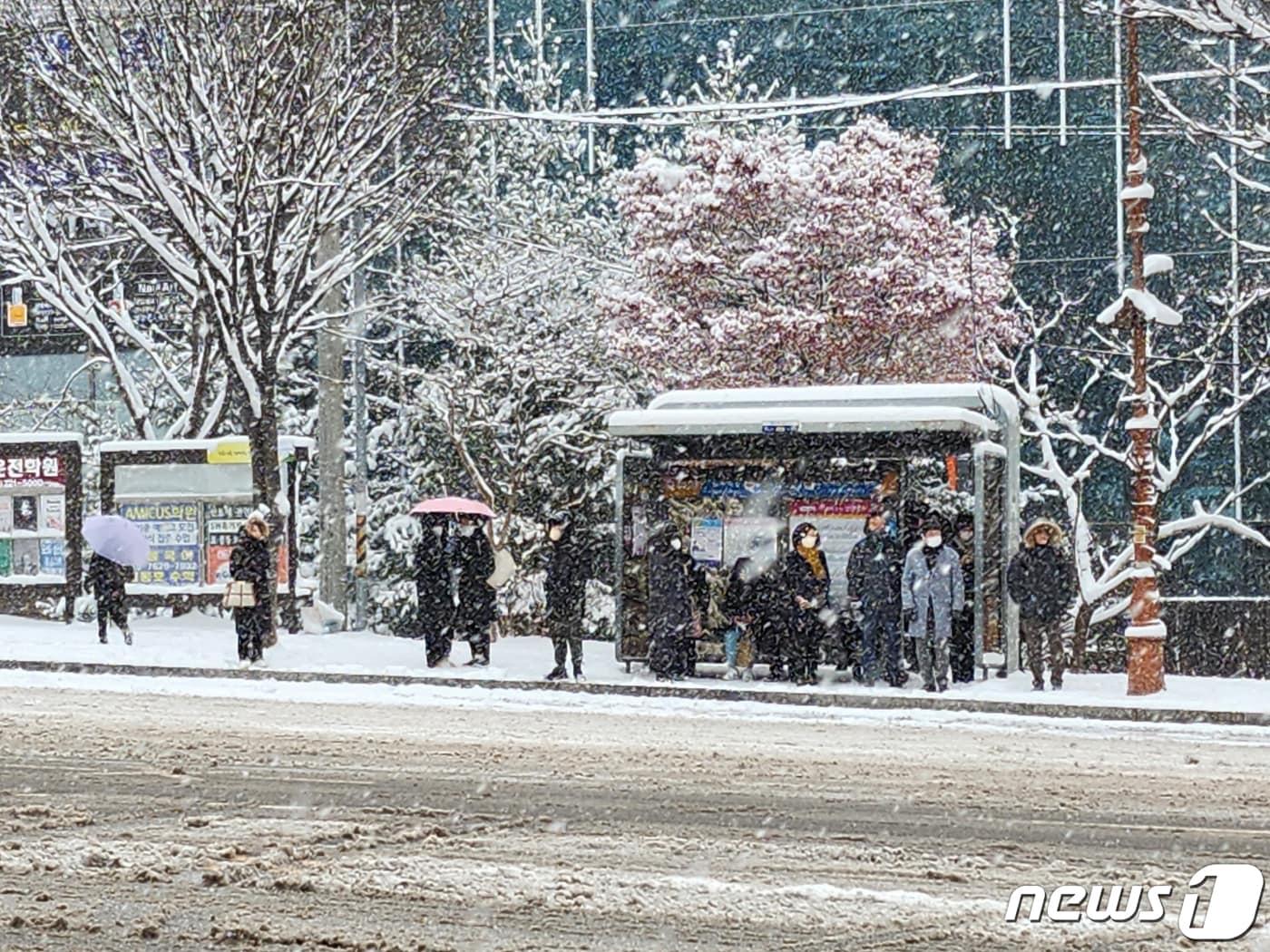 본문 이미지 - 23일 오전 광주·전남 지역에 대설특보가 발효 중인 가운데 순천의 한 버스정류장에서 버스를 기다리는 시민들로 북적이고 있다.2022.12.23/뉴스1 ⓒ News1 김동수 기자