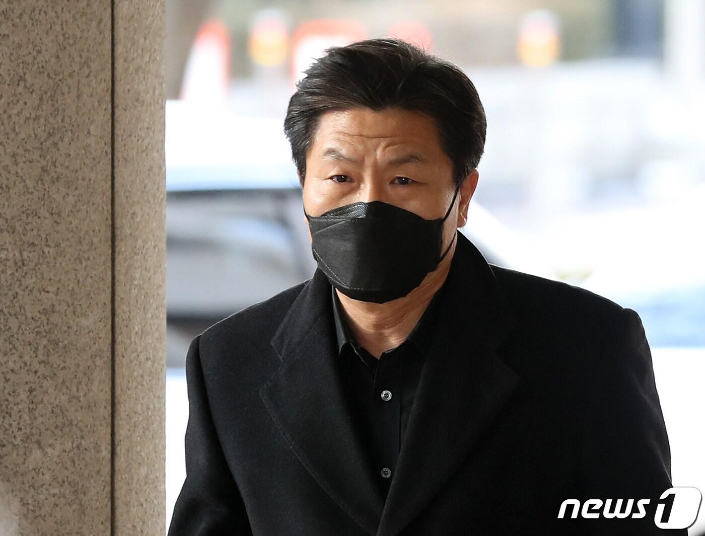 본문 이미지 - 이임재 전 용산경찰서장이 서울 마포구 서울서부지방법원에서 열리는 영장실질심사에 출석하고 있다.2022.12.23/뉴스1 ⓒ News1 구윤성 기자