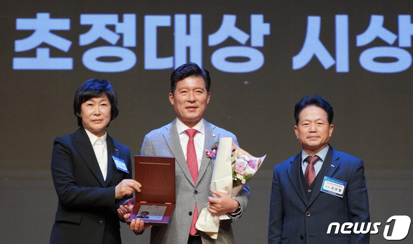 본문 이미지 - 초정대상 최우수 국회의원 선정된 구자근 의원이 관계자들과 기념촬영을 하고 있다. (구자근 의원실 제공) 2022.12.23/뉴스1
