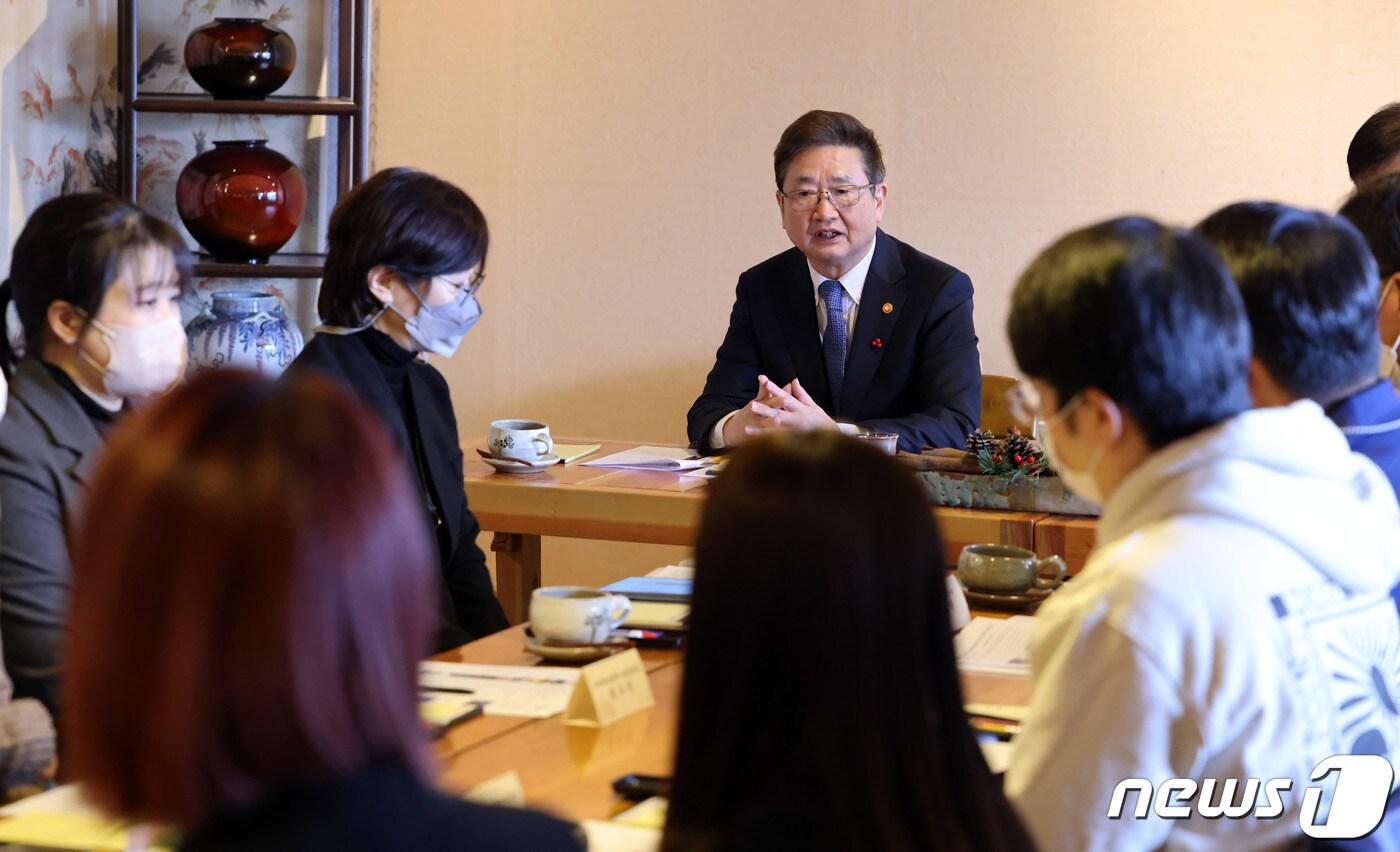 박보균 문화체육관광부 장관이 23일 전북 전주시 완산구에 위치한 전주 미래유산 18호 '행원'에서 청년예술인 간담회를 하고 있다. (문화체육관광부 제공) 2022.12.23/뉴스1