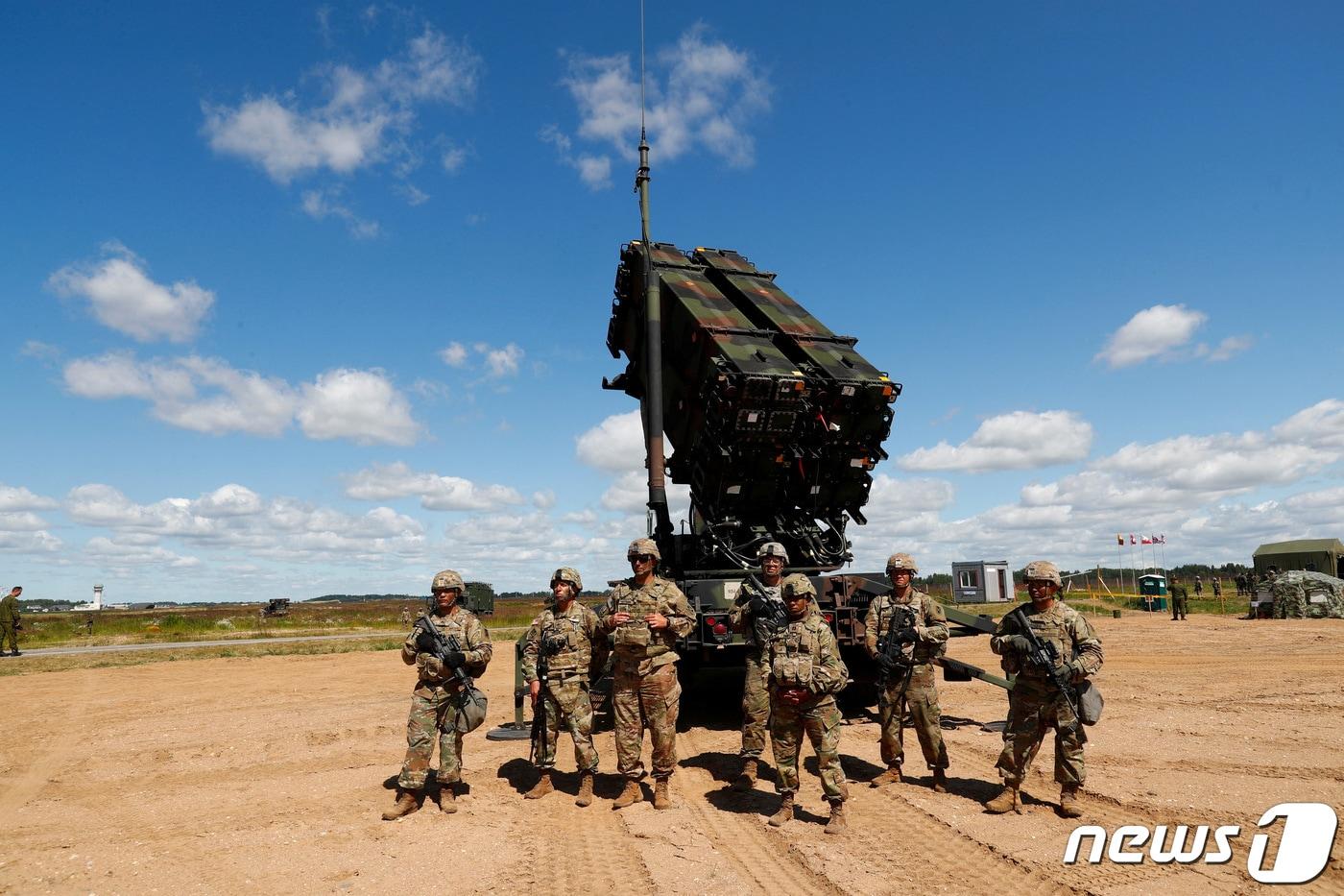 지난 2017년 7월20일&#40;현지시간&#41; 리투아니아 시아울리아이 인근 군 비행장에 미군들이 패트리엇 방공 시스템 앞에 서 있다. 2017.07.20/뉴스1 ⓒ 로이터=뉴스1 ⓒ News1 김민수 기자