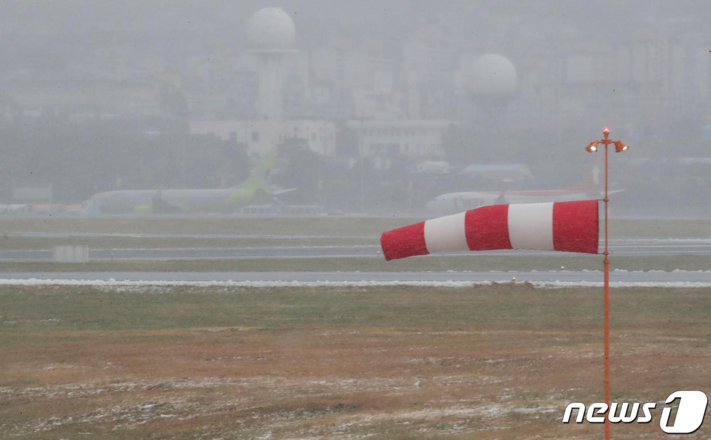 제주국제공항에 강풍이 불고 있다.ⓒ News1 DB