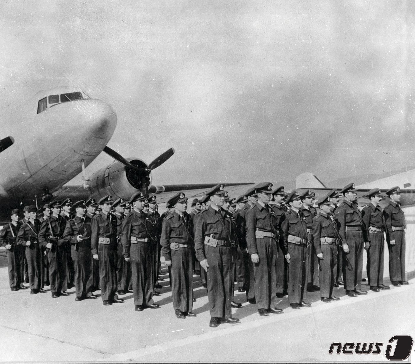 본문 이미지 - 그리스군이 출정식을 하는 모습.(유엔평화기념관 제공) 