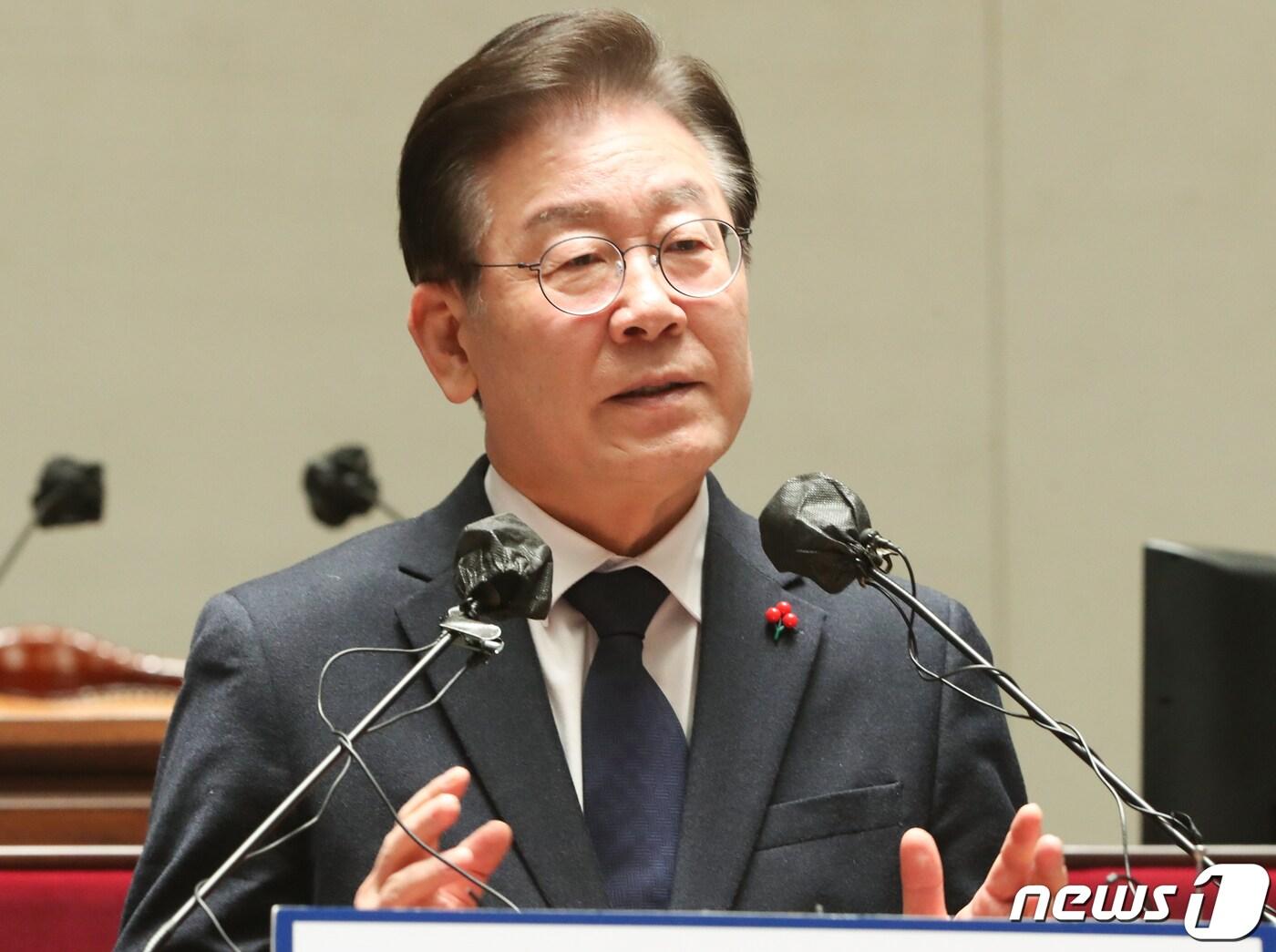 본문 이미지 - 이재명 더불어민주당 대표가 23일 서울 여의도 국회에서 열린 의원총회에서 모두 발언을 하고 있다. 2022.12.23/뉴스1 ⓒ News1 허경 기자