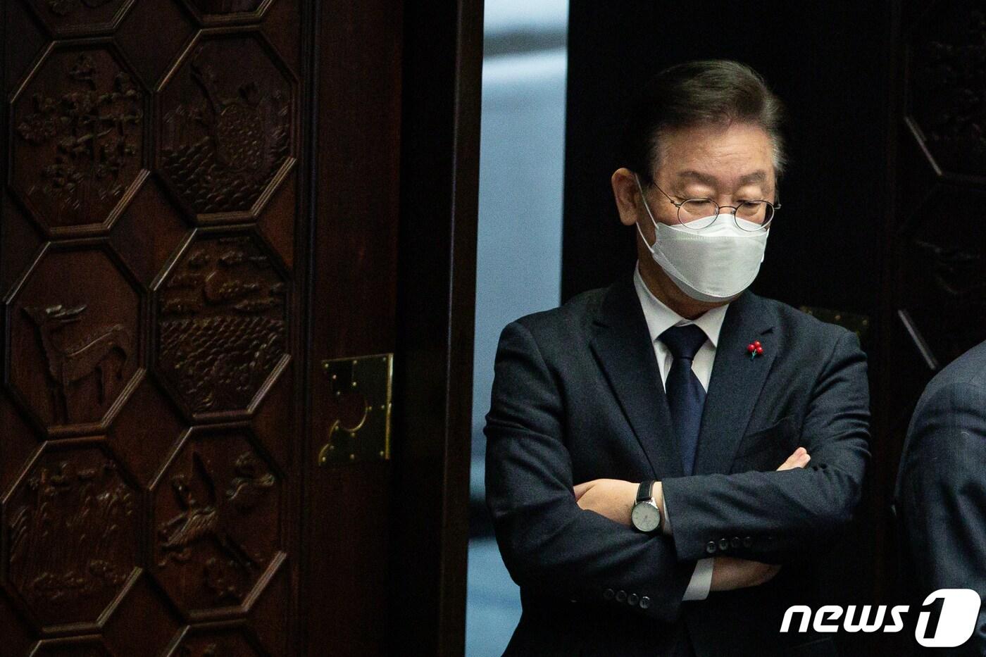 이재명 더불어민주당 대표가 24일 서울 여의도 국회에서 열린 제401회 국회(임시회) 제3차 본회의를 위해 본회의장에 들어서고 있다. 2022.12.24/뉴스1 ⓒ News1 유승관 기자