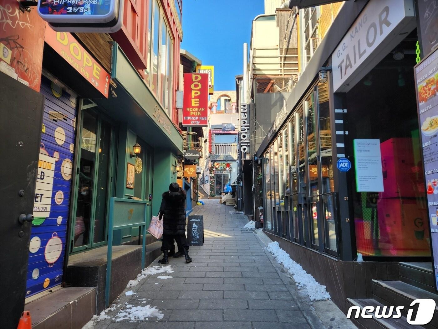 본문 이미지 - 24일 오후 1시 한산한 이태원 골목 모습. 2022.12.24. 뉴스1 유민주 기자ⓒ news1  