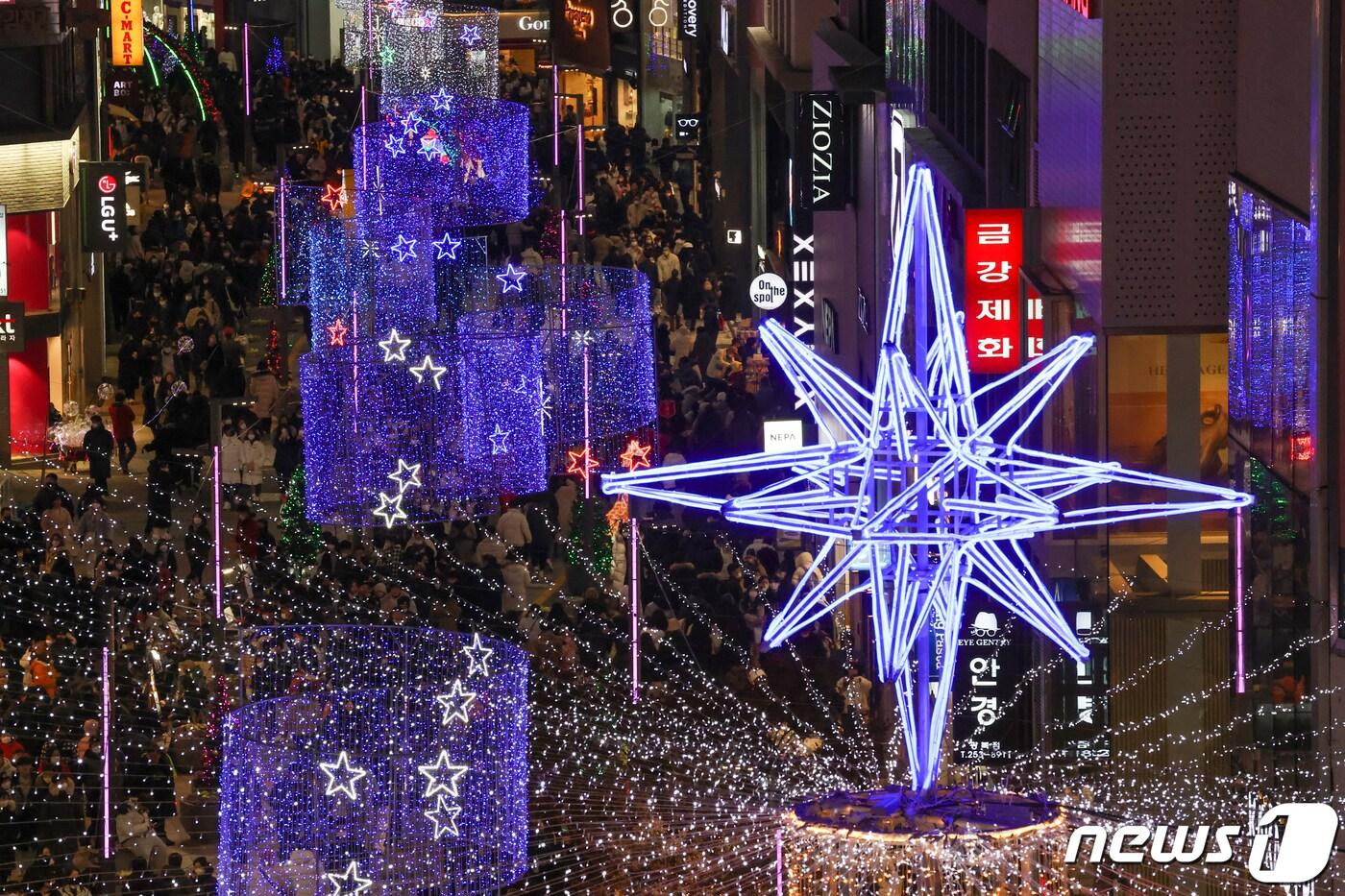 본문 이미지 - 성탄절 이브인 24일 저녁 부산 중구 광복로에서 열린 '광복로 겨울빛 트리축제' 에 설치된 트리 조명들이 화려하게 빛나고 있다. 2022.12.24/뉴스1 ⓒ News1 DB