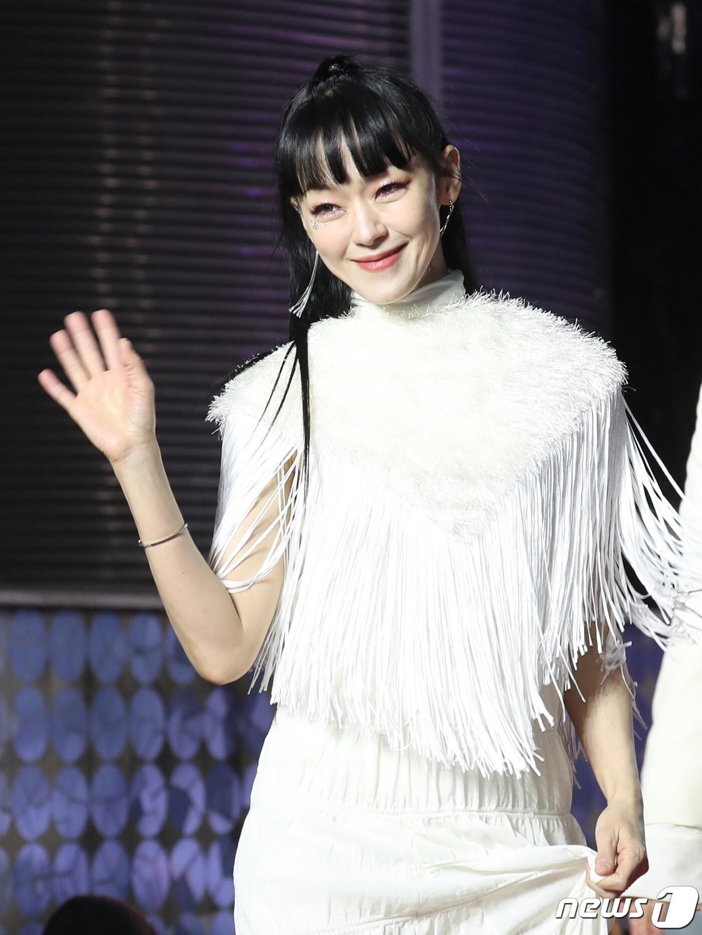 본문 이미지 - 자우림 김윤아가 24일 오후 서울 구로구 고척스카이돔에서 열린 ‘2022 SBS 가요대전’ 레드카펫 행사에서 인사를 하고 있다. 2022.12.24/뉴스1 ⓒ News1 권현진 기자