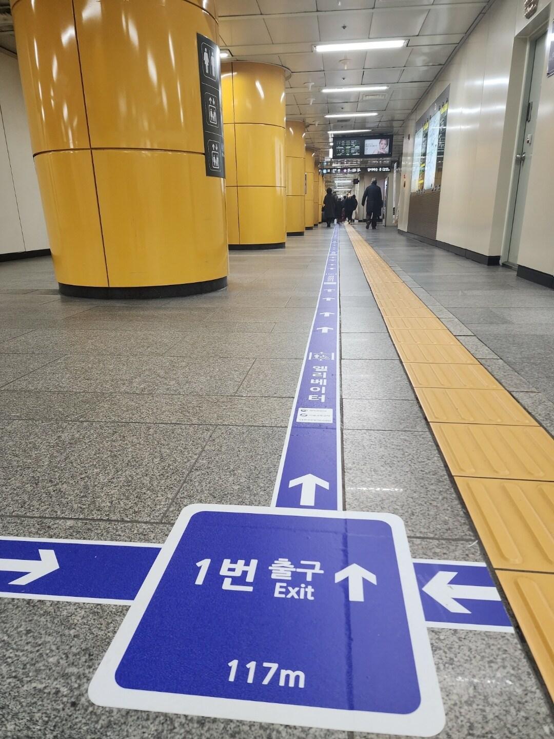 본문 이미지 - 지하철 역사에 설치된 '세이프로드' 모습. (자료제공=서울교통공사)