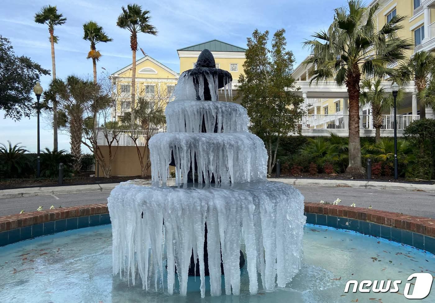 24일(현지시간) 미국 사우스캐롤라이나 찰스턴의 분수가 얼어붙었다. 강력한 겨울 폭풍(폭탄 사이클론)으로 수천 편의 항공편이 결항돼 여행자들의 발이 묶이고 전력난이 발생했다. 이날 폭탄 사이클론으로 미국6개 주에서 최소 13명이 숨졌다. ⓒ AFP=뉴스1 ⓒ News1 권진영 기자