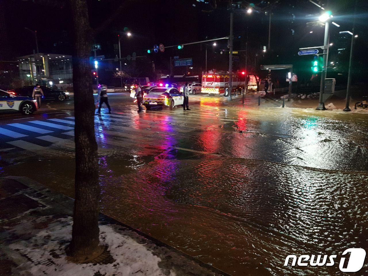 본문 이미지 - 지난 24일 오후 10시11분께 경기 성남시 분당구 삼평동의 아파트단지 일대 상수도배관이 파열돼 도로가 침수된 모습 (경기도소방재난본부)