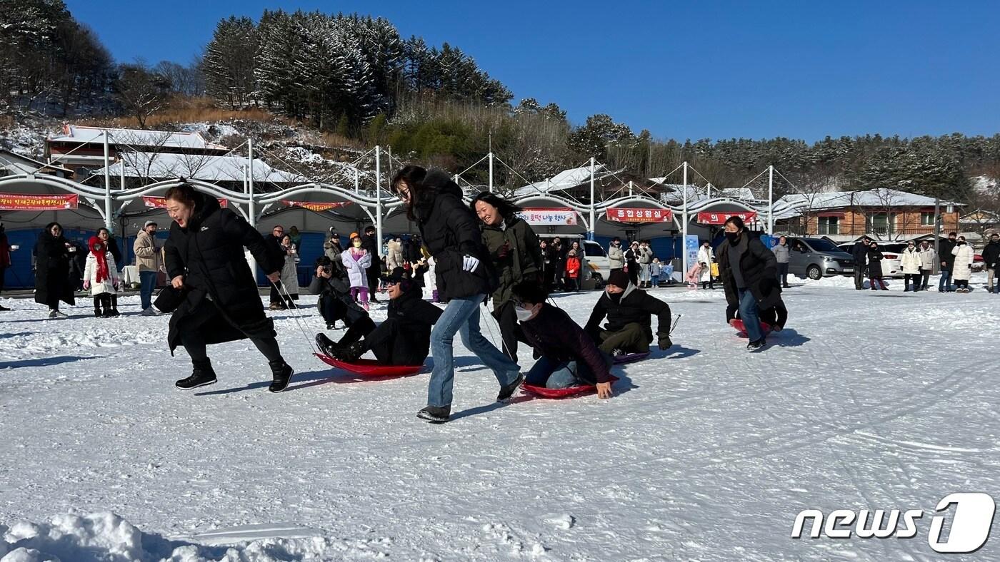 크리스마스를 맞아 가족과 전북 진안군 마이산을 찾은 관광객들이 25일 눈썰매를 타고 경주하며 겨울동화축제를 즐기고 있다. (진안군 제공) 2022.12.25/뉴스1 
