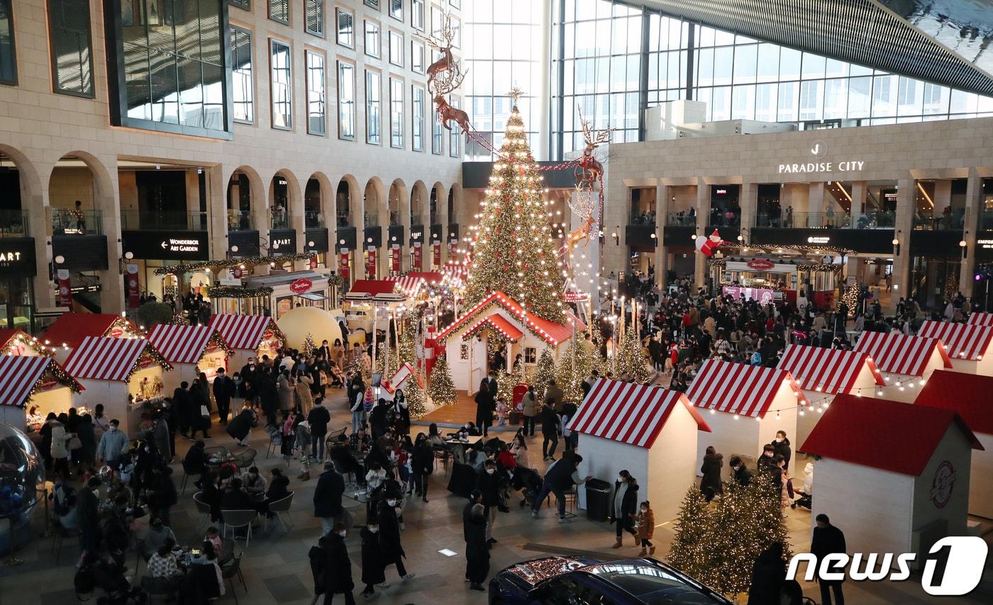 성탄절인 25일 인천 중구 파라다이스시티(PARADISE CITY)에서 열린 '크리스마켓'을 찾은 관광객들이 크리스트리를 감상하고 있다. 지난 16일부터 진행한 '크리스마스 마켓'은 나흘 만에 누적 방문객 약 10만 명을 돌파했다. 크리스마켓은 2023년 1월 1일까지 1층 '플라자' 광장에서 만날 수 있다. 2022.12.25/뉴스1 ⓒ News1 정진욱 기자