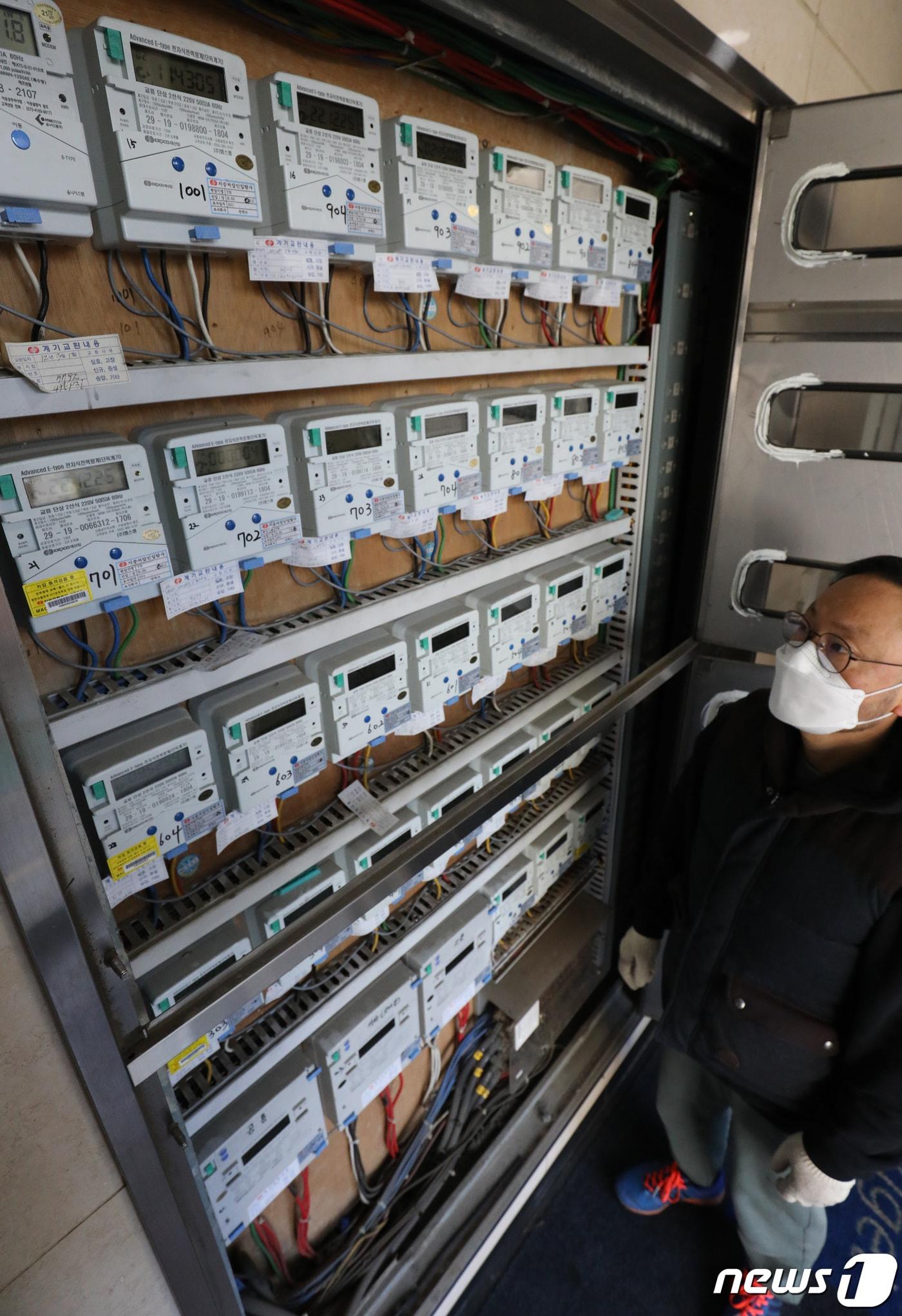 본문 이미지 - 내년 전기·가스 요금이 올해 인상 폭의 2배가량 대폭 오를 전망이다. 정부는 한국전력공사와 한국가스공사의 누적 적자·미수금을 2026년까지 완전 해소하기 위해 내년부터 전기·가스요금을 단계적으로 현실화 할 계획이다. 사진은 25일 서울 도심의 전기계량기 모습. 2022.12.25/뉴스1 ⓒ News1 송원영 기자